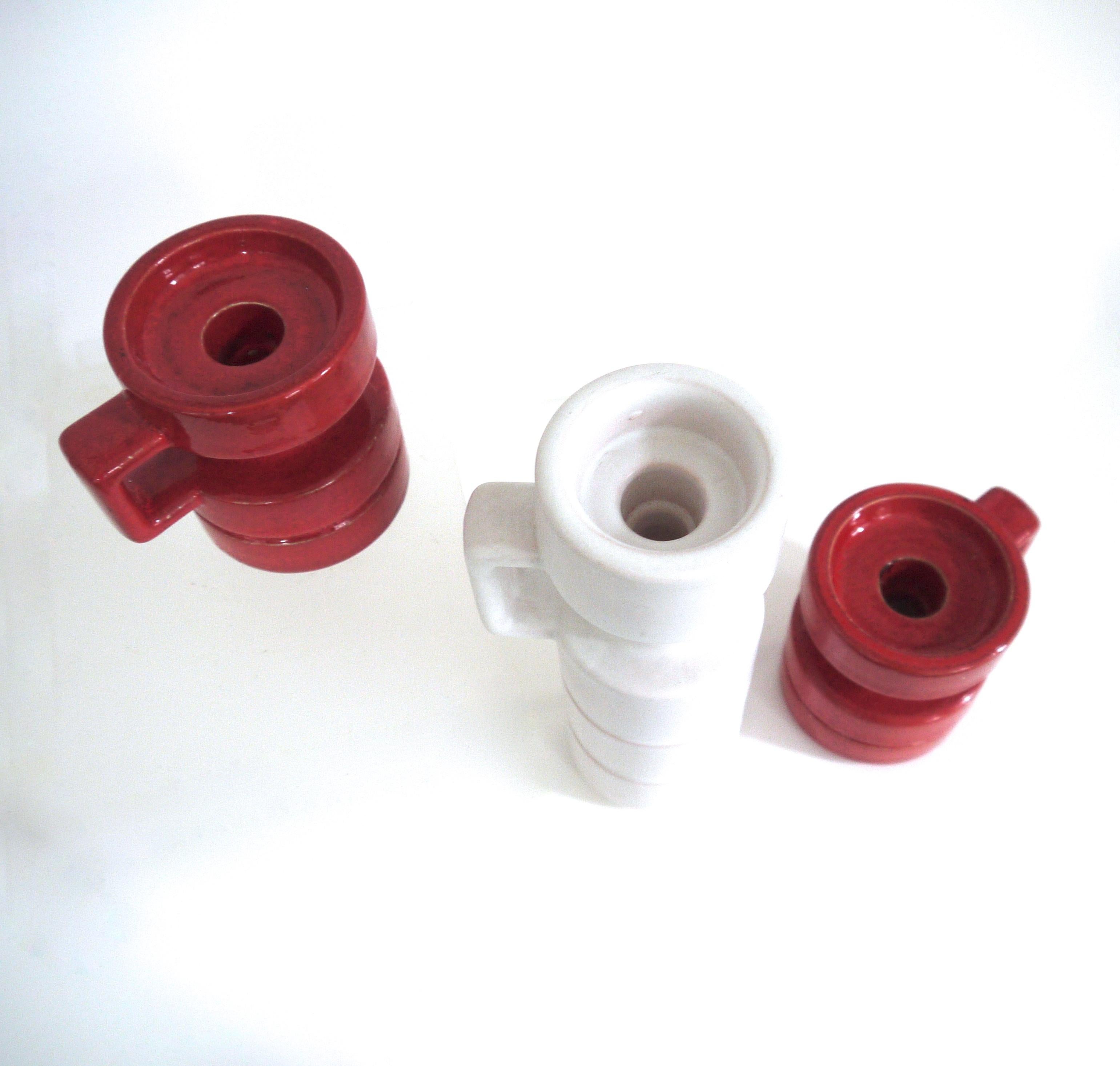 three-piece ceramic candleholder collection by Cari Zalloni for Steuler, early 1960s.


Measures: The pair of small red candleholders 
Height 9 cms x diameter 8 cms 

White candleholder matte finish 
Height 20 cms, diameter 6.5 cms.