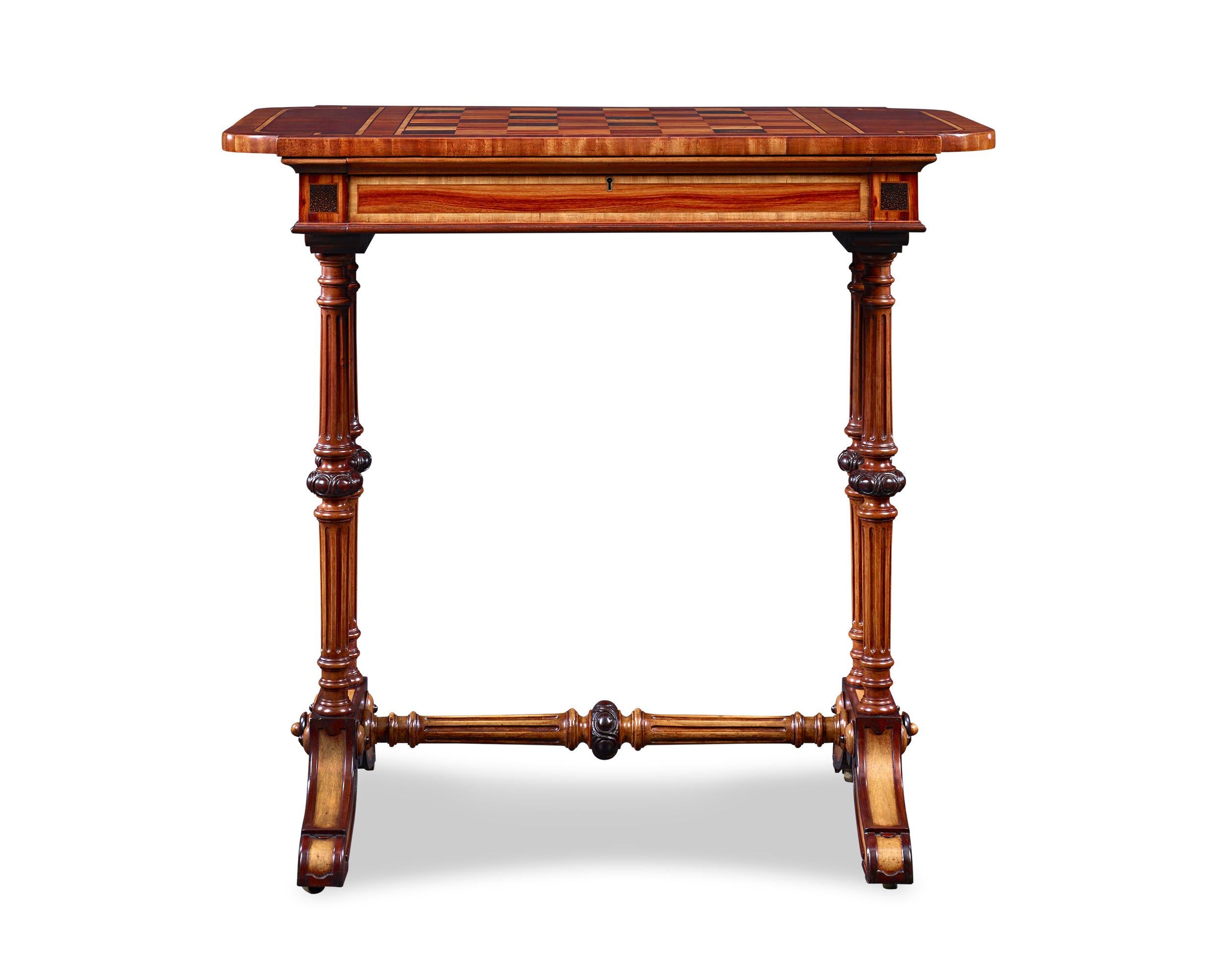 Dieser außergewöhnliche westindische Spieltisch aus dem 19. Jahrhundert ist mit einer Reihe exotischer karibischer und südamerikanischer Hölzer ausgestattet. Der Tisch, der an die Entwürfe des großen schottischen Möbelherstellers Ralph Turnbull