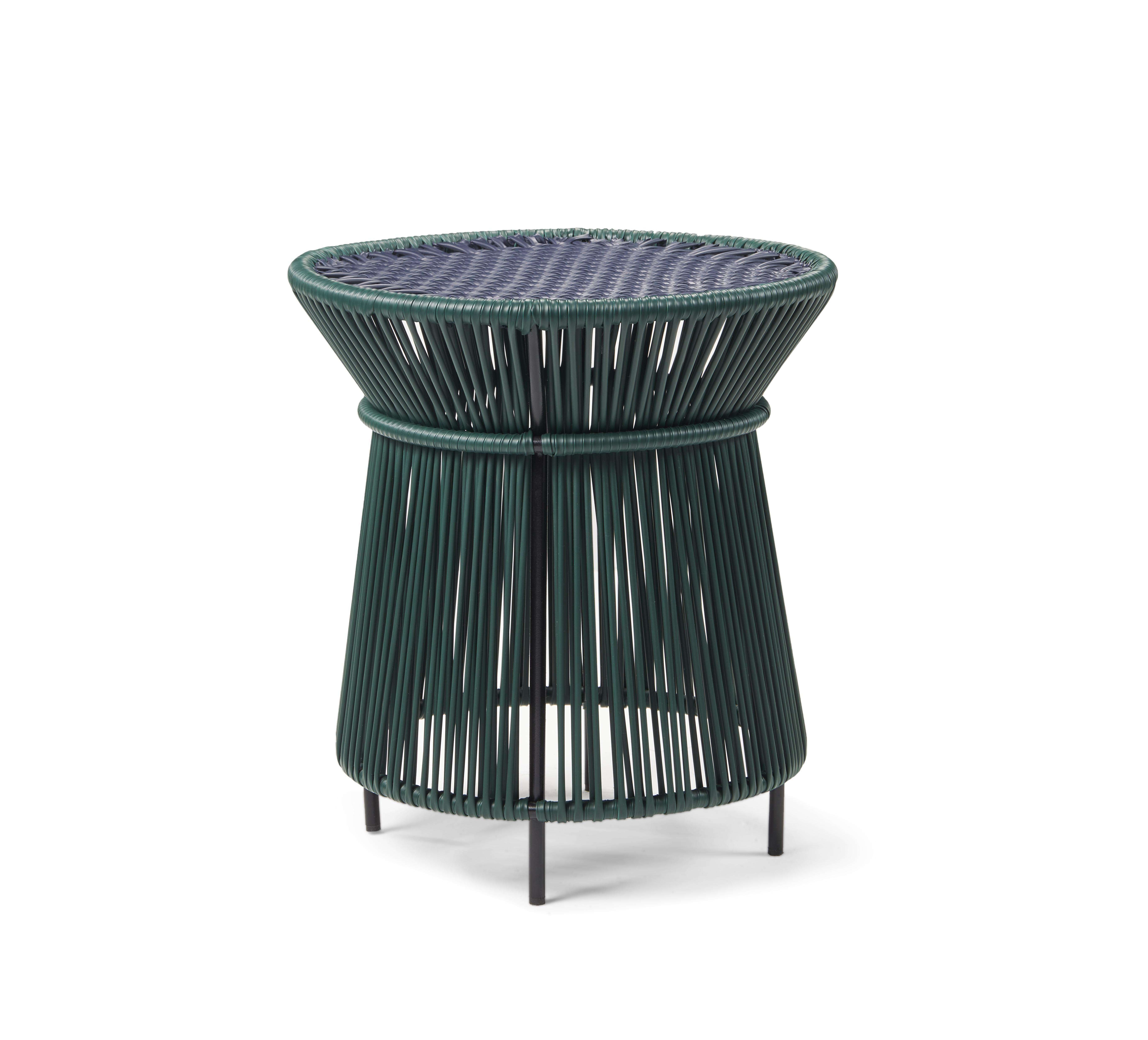Caribe chic Stehtisch von Sebastian Herkner
MATERIALIEN: Verzinktes und pulverbeschichtetes Stahlrohr. PVC-Schnüre werden aus recyceltem Kunststoff hergestellt. 
Technik: Hergestellt aus recyceltem Kunststoff und gewebt von lokalen Handwerkern in