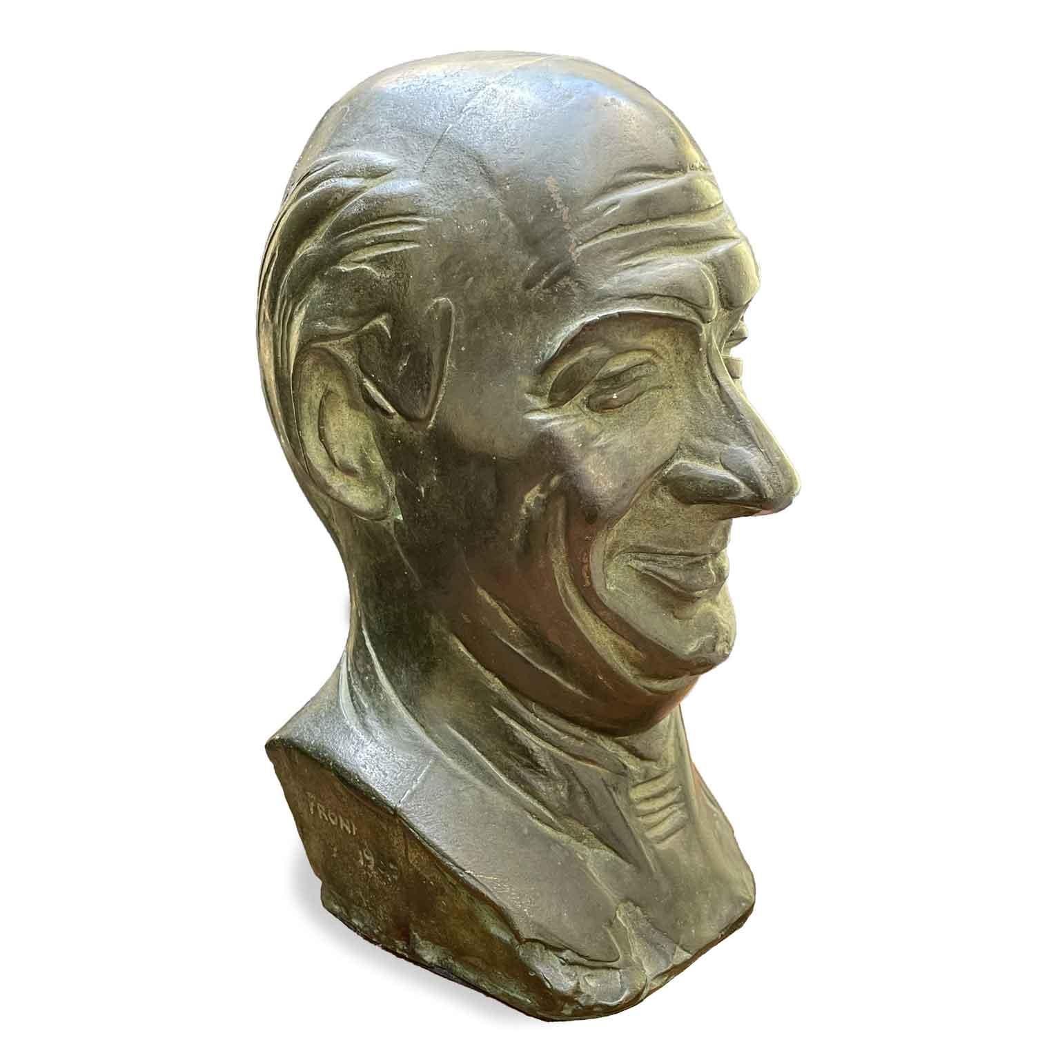 Caricature face of a smiling man by the Italian Sculptor Luigi Froni 1901-1965, sculptor from Parma specialized in portraiture, an half-bust cast bronze male figurative sculpture signed and dated 1959. An aged man with little hair, he blends