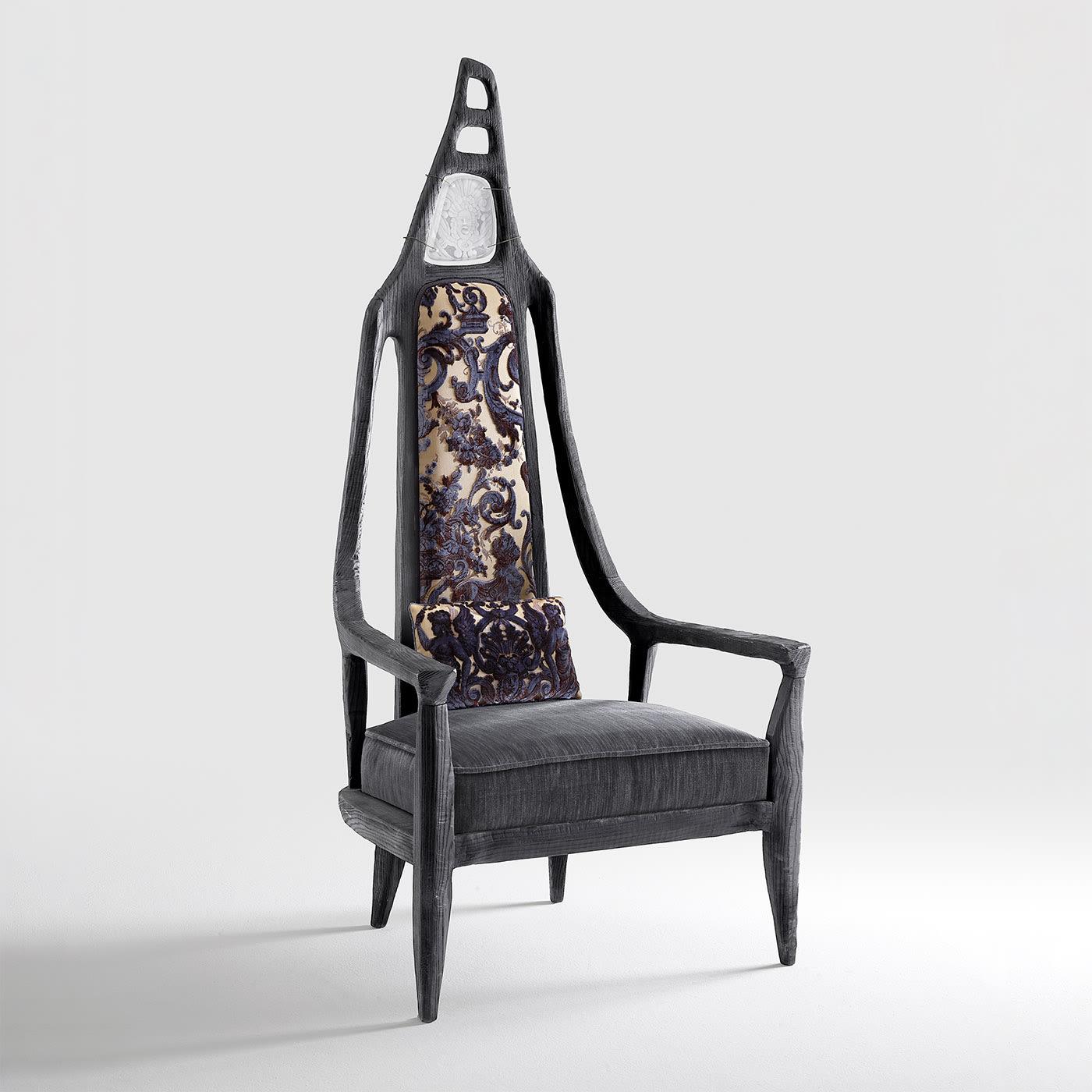 La chaise Cariega - ou trône - a été imaginée comme un lieu de méditation et de catharsis pour se libérer du chaos de la vie quotidienne. Les sièges sont construits et déconstruits en chêne fossile durmast, puis traités selon la technique japonaise