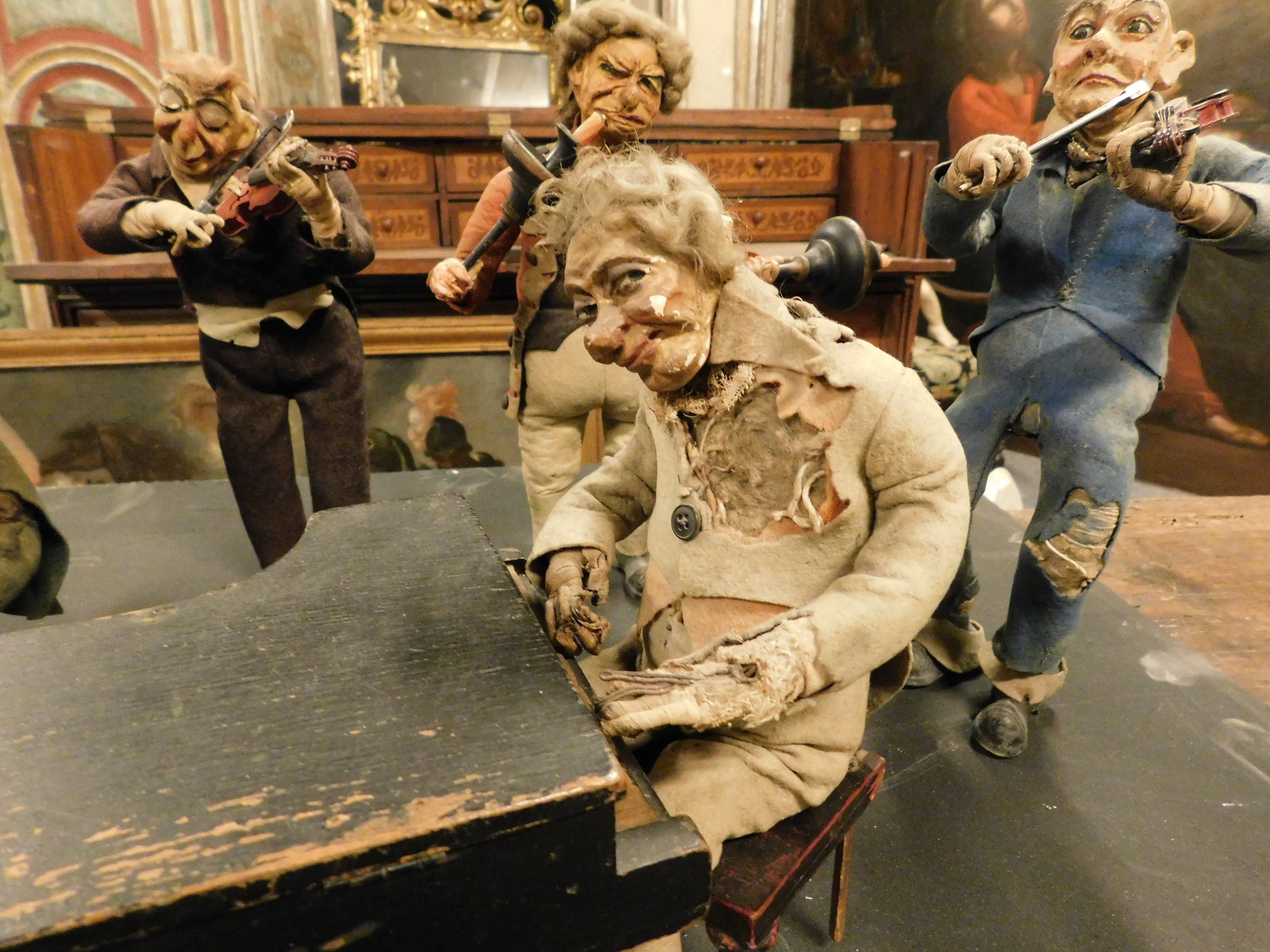 Carillon of five rag musicians, cloth body, iron feet, papier-mâché head, Italy In Good Condition In Cuneo, Italy (CN)