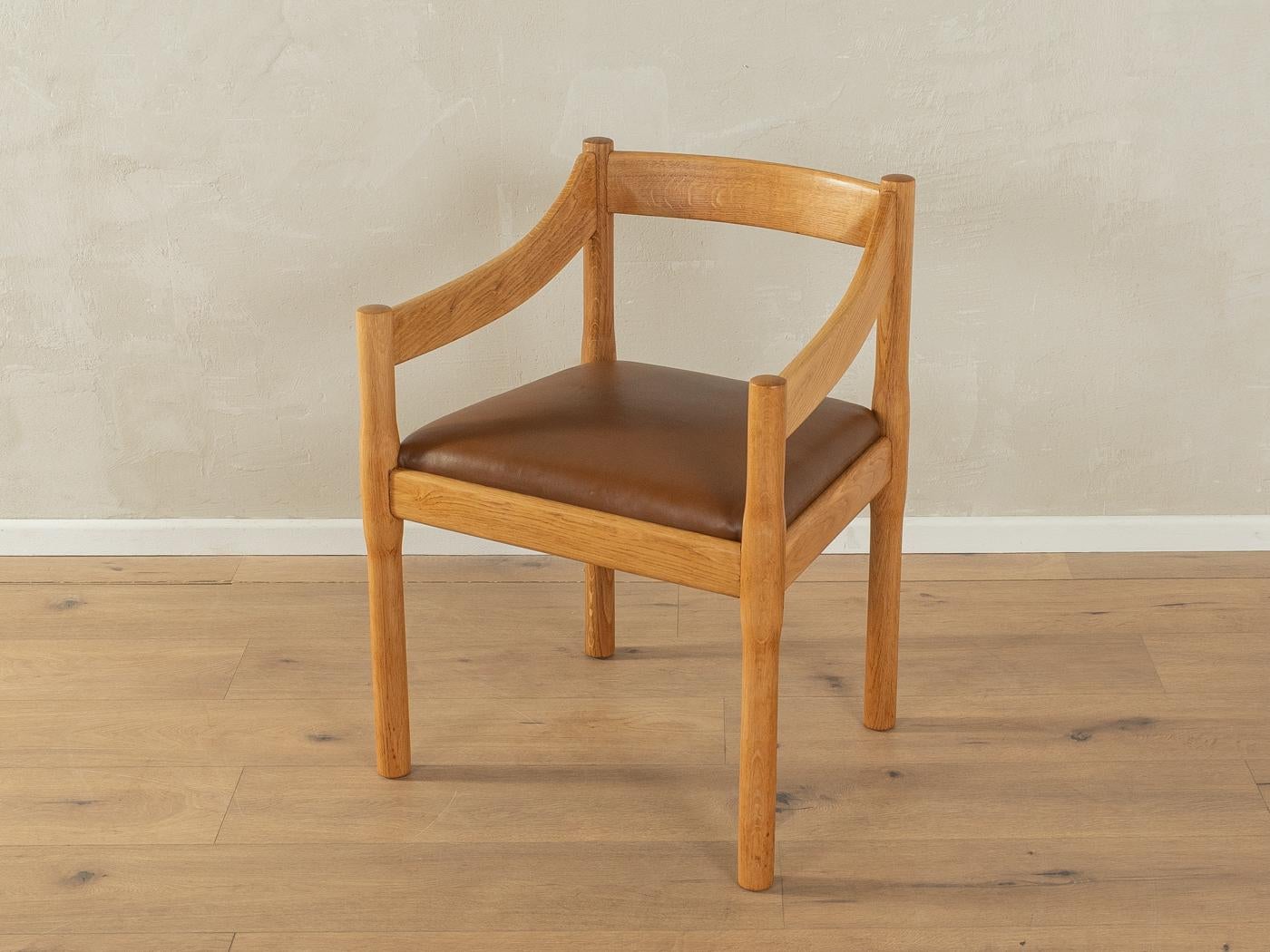 Sillón clásico CARIMATE de Vico Magistretti para Cassina. Armazón de roble macizo de alta calidad. La silla se ha tapizado de nuevo y se ha recubierto con la tela de cuero marrón original.

Características de calidad:

    diseño logrado: