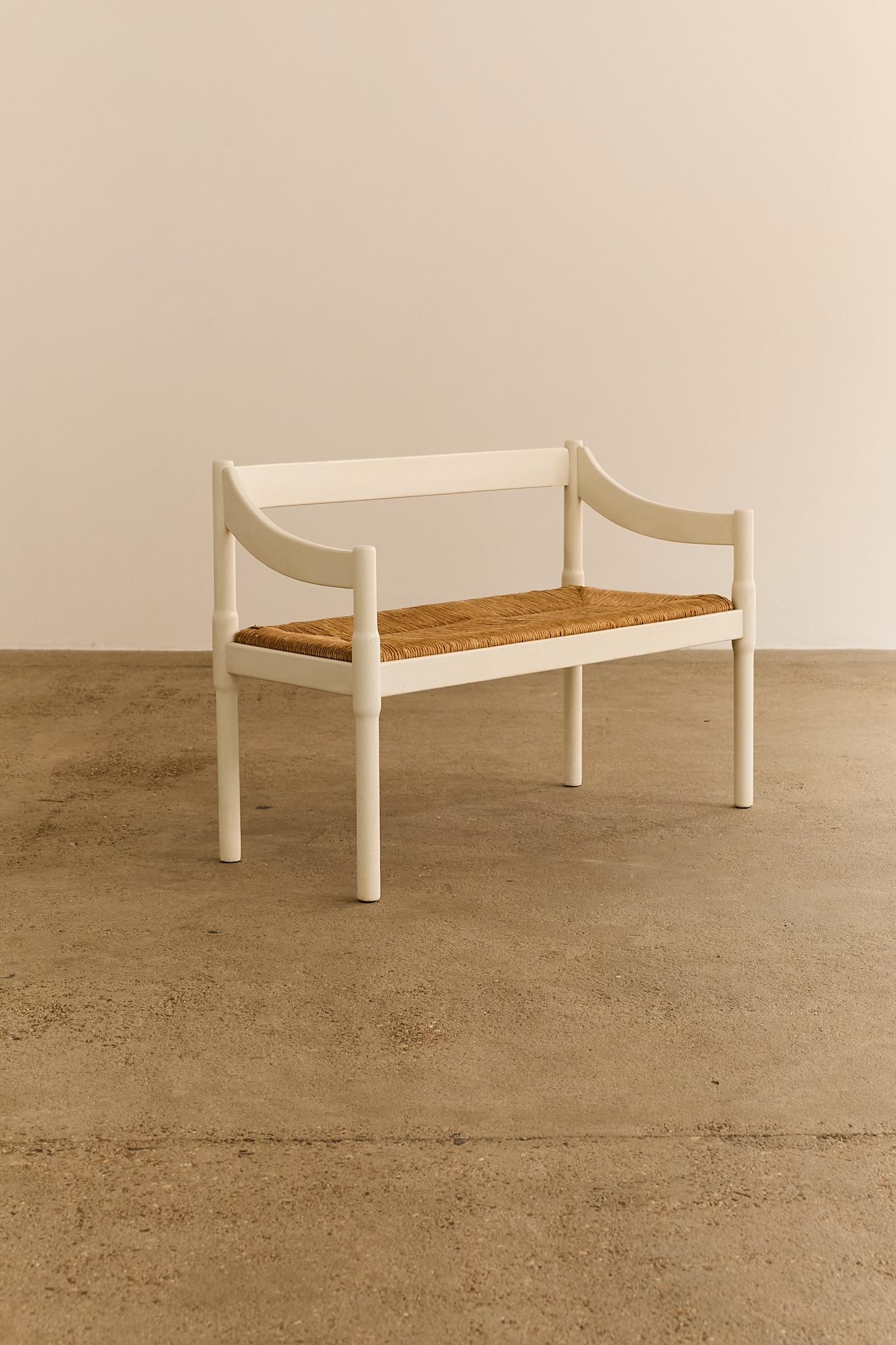 Rare banc Carimate conçu par Vico Magistretti pour Cassina. Créé à l'origine pour le Carimate Golf Club en Lombardie, Italie. Le banc présente une structure peinte en blanc associée à une assise en jonc à enfoncer, mettant en valeur l'élégante