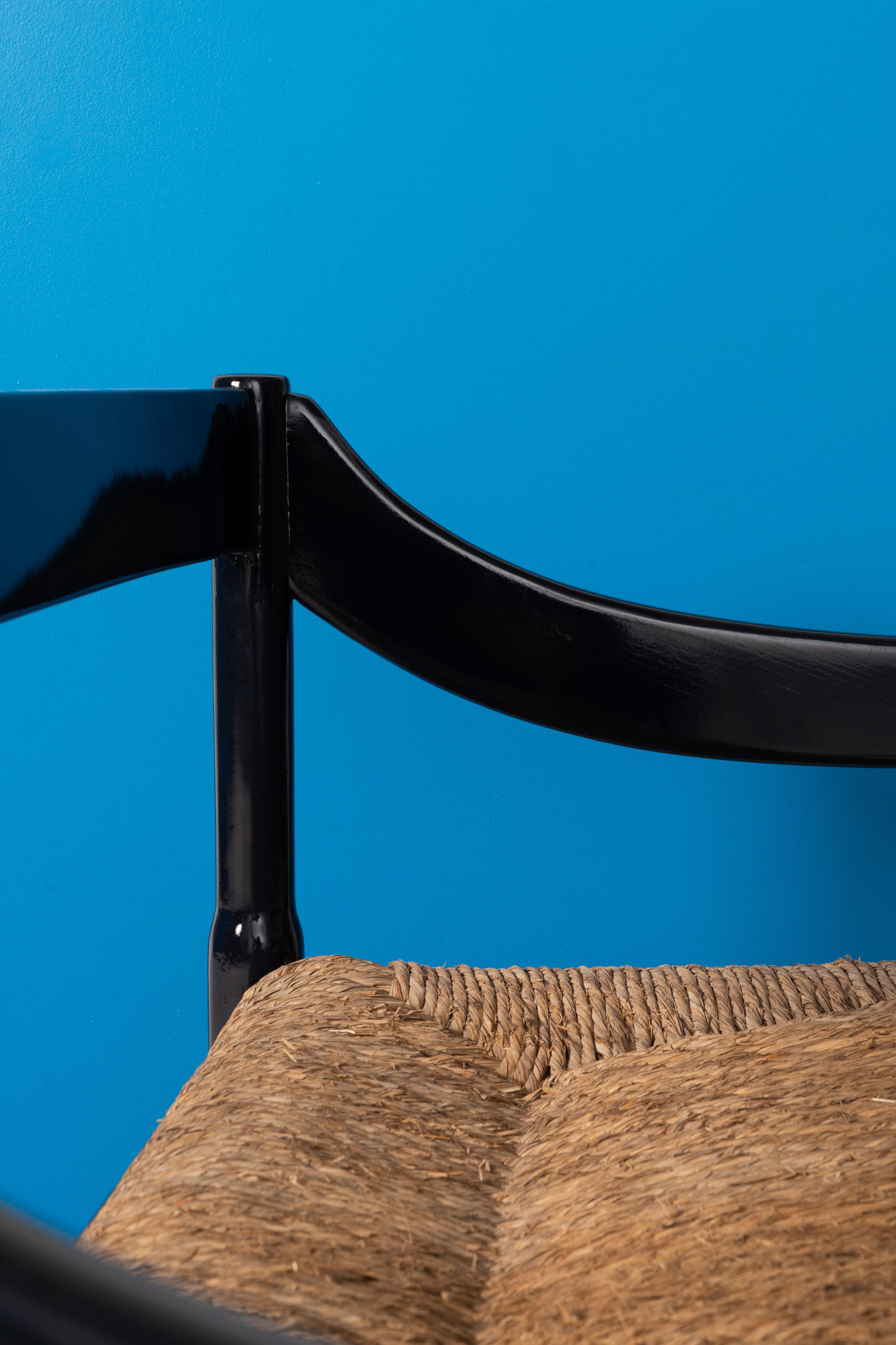 An icon of Italian design, the Carimate bench combines a lacquered solid wood frame with a handwoven straw seat. Designed by Vico Magistretti for the Carimate Golf Club-House for Cassina in the 1960s, it stands out for its bold lines and balance