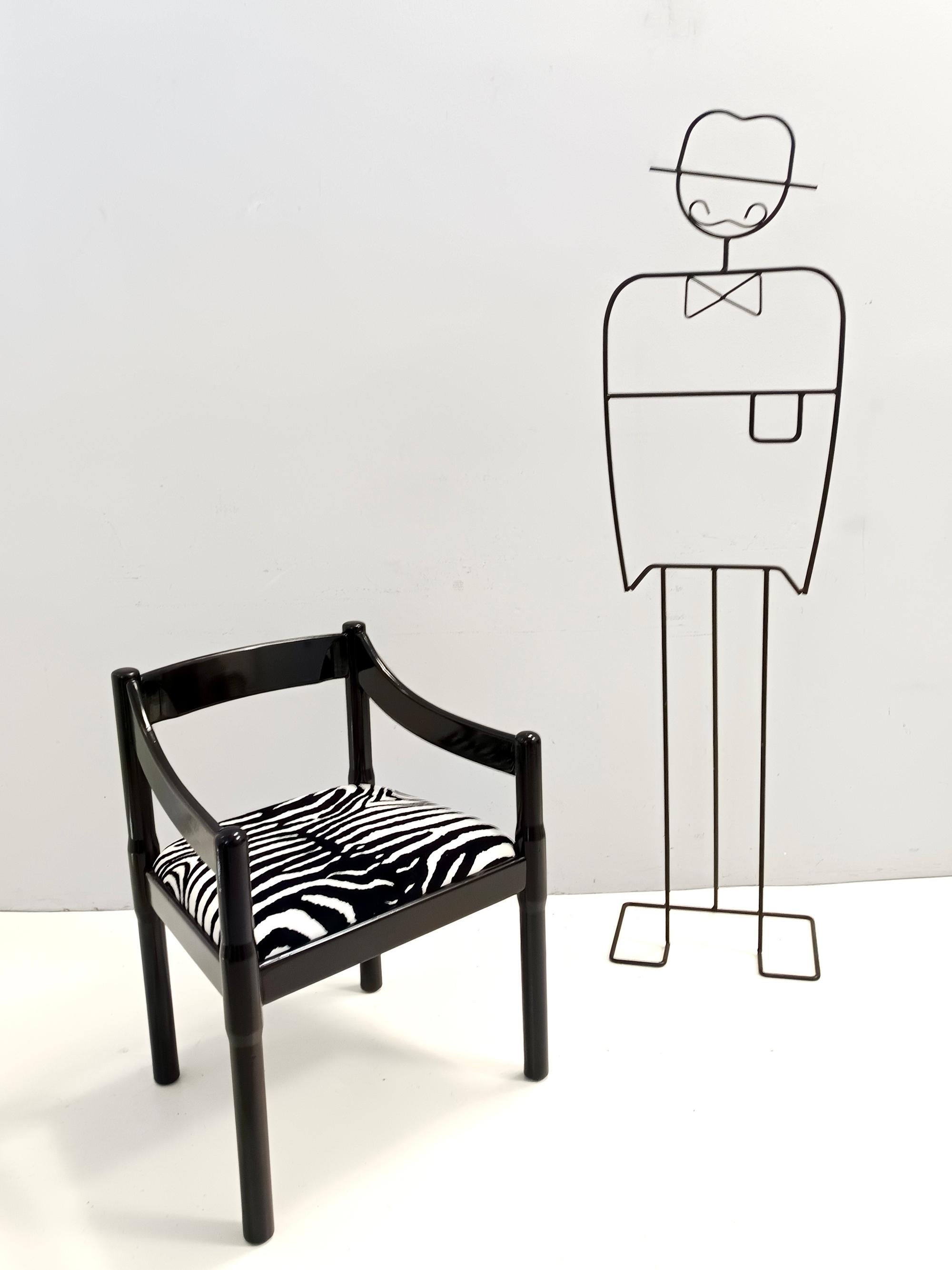 Questa sedia è stata disegnata da Vico Magistretti e prodotta da Cassina per il Golf Club Carimate.
È realizzata in noce massiccio laccato nero e presenta una nuova imbottitura in velluto con motivo zebrato.
Si tratta di un articolo vintage, quindi