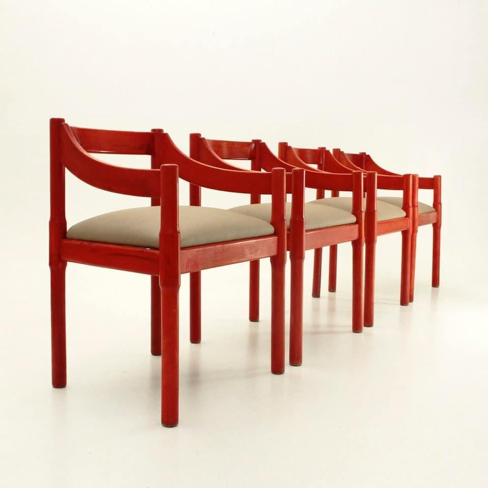 Satz von vier Mid-Century Modern Esszimmerstühle von Vico Magistretti Produktion von Cassina im Jahr 1959 für den Golf Club von Carimate. Sie haben den originalen Strohsitz und die originale rote Aluminiumfarbe 
 