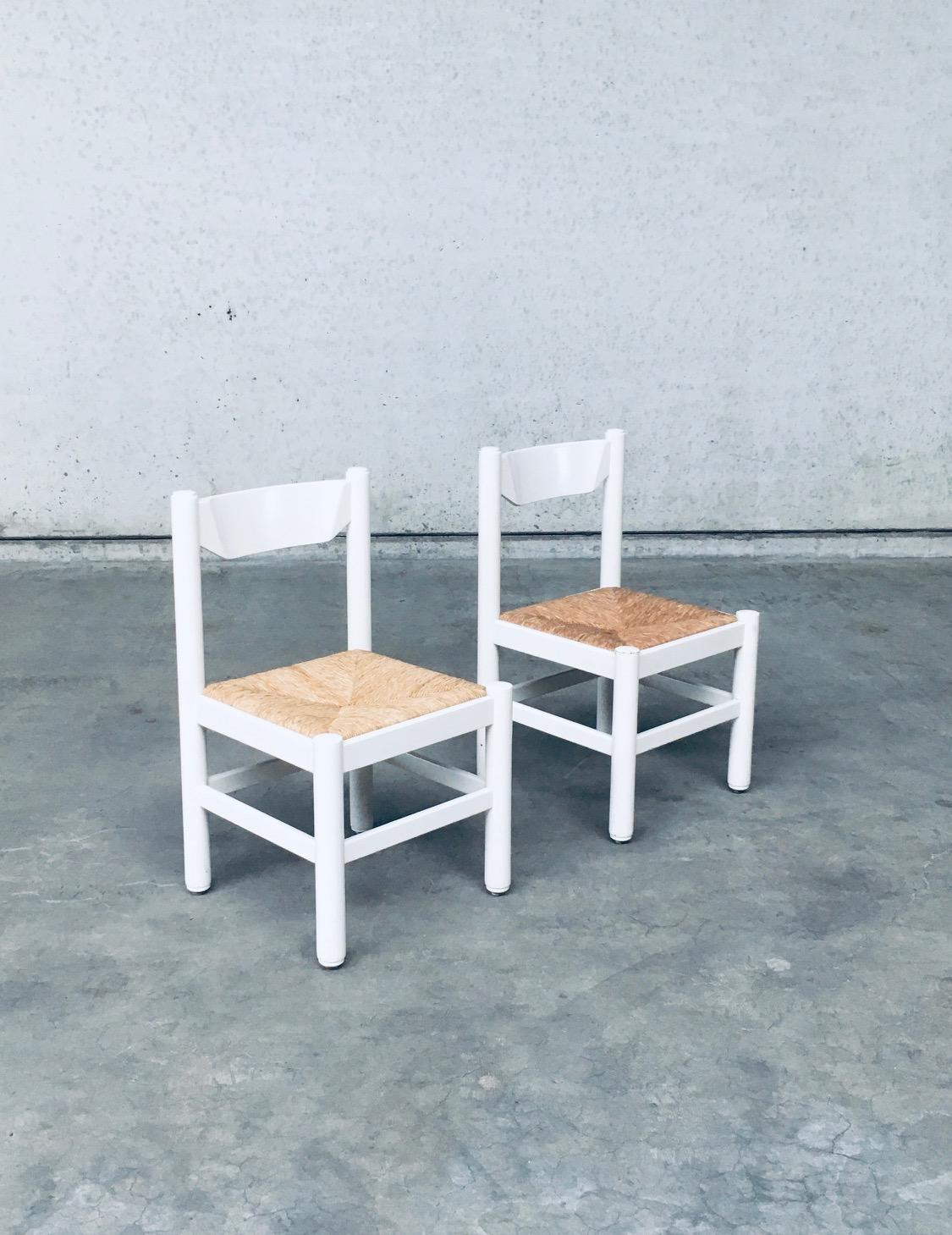 Vintage Midcentury Modern Italian Design 'Carimate' Model Side Chair set. Fabriqué en Italie, période des années 1970. Chaises modèles Carimate à la manière de Vico Magistretti pour Cassina. Piétement en hêtre laqué blanc et assise en jonc pour