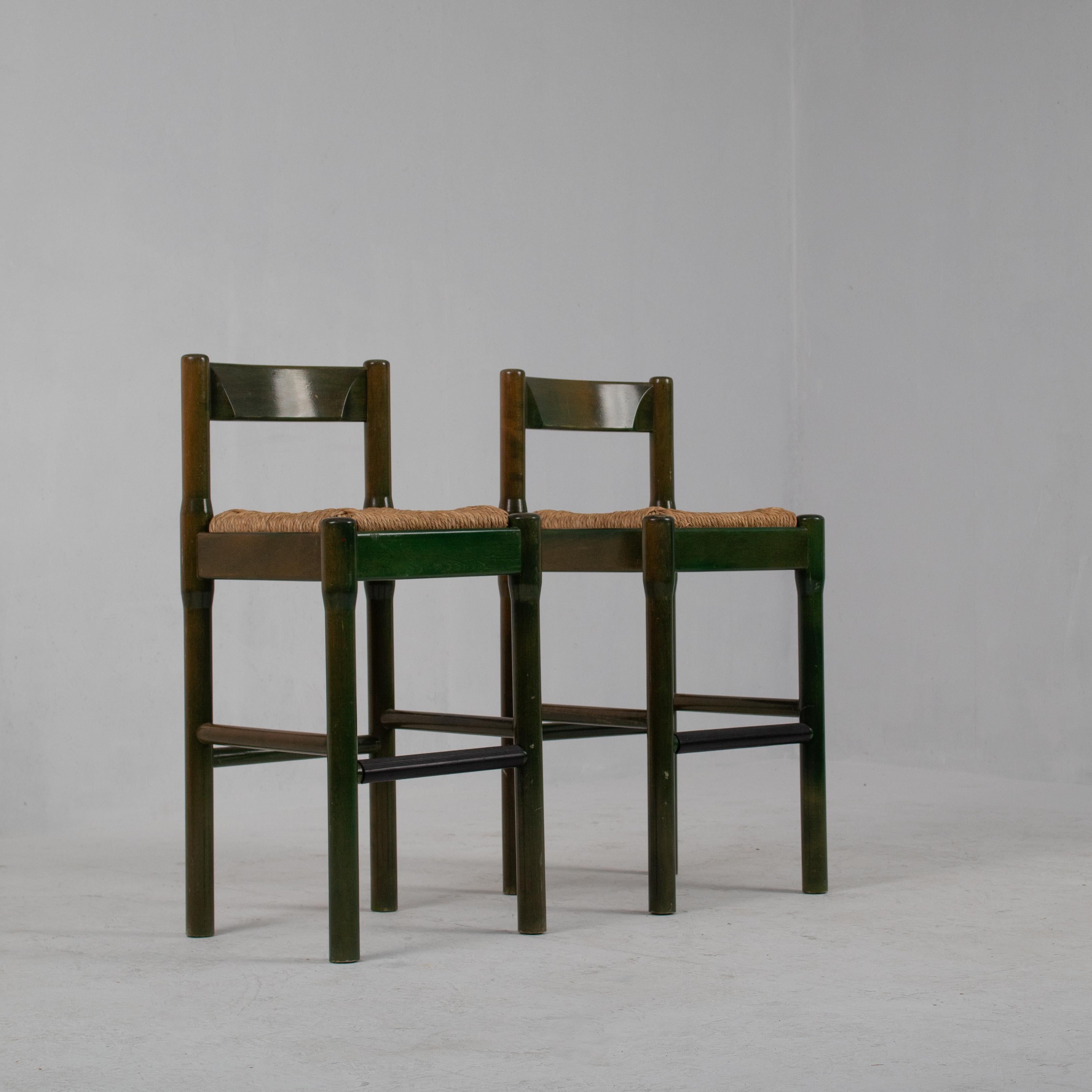 Set of green Carimate bar stools by Vico Magistretti for Cassina, 1962, Italy.
Featuring a green lacquered wood frame and contrasting cane seats, these stools exude both rustic charm and modern elegance. Originally designed for the Carimate Golf