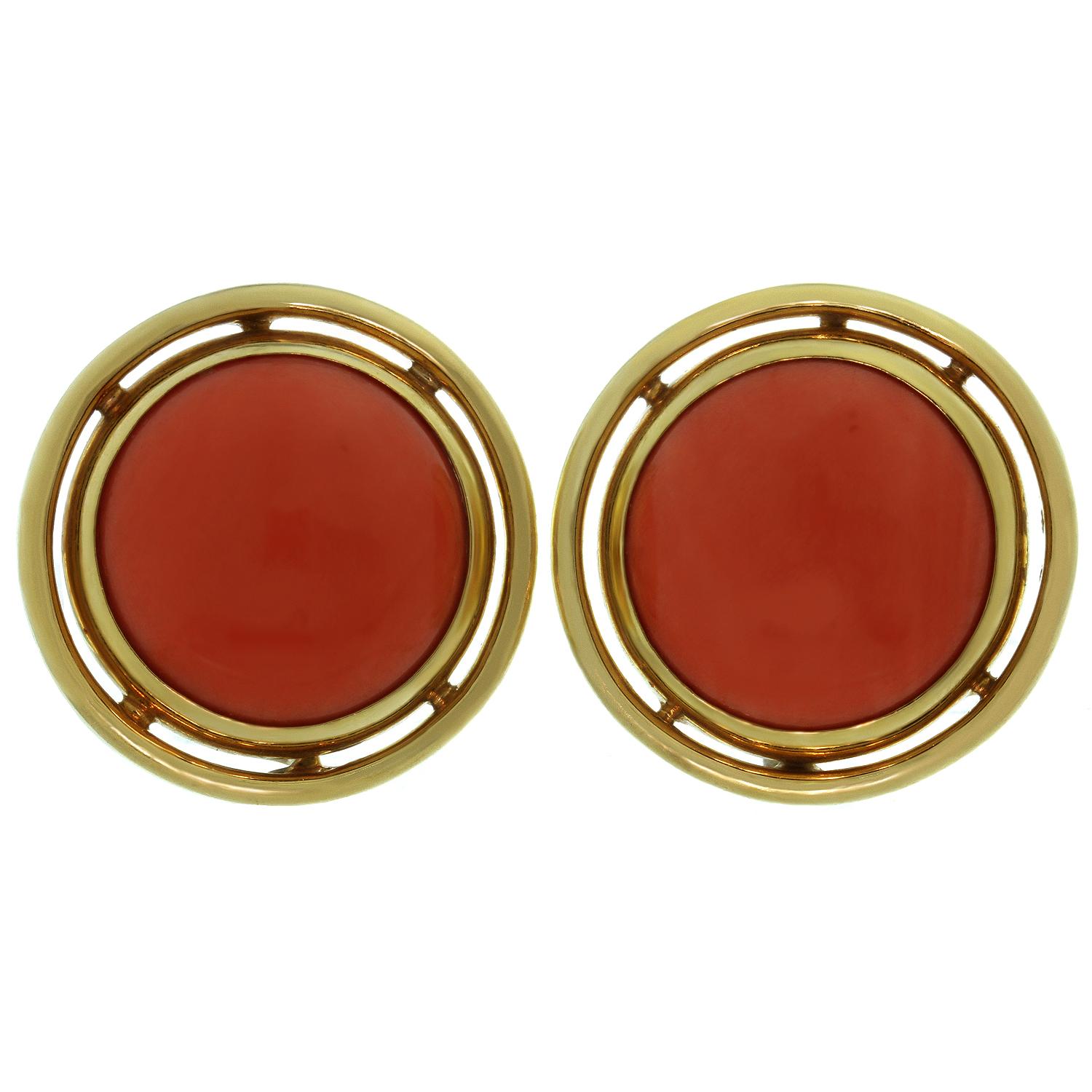 Carimati Clips d'oreilles ronds en or jaune et corail rouge à grande tige en vente