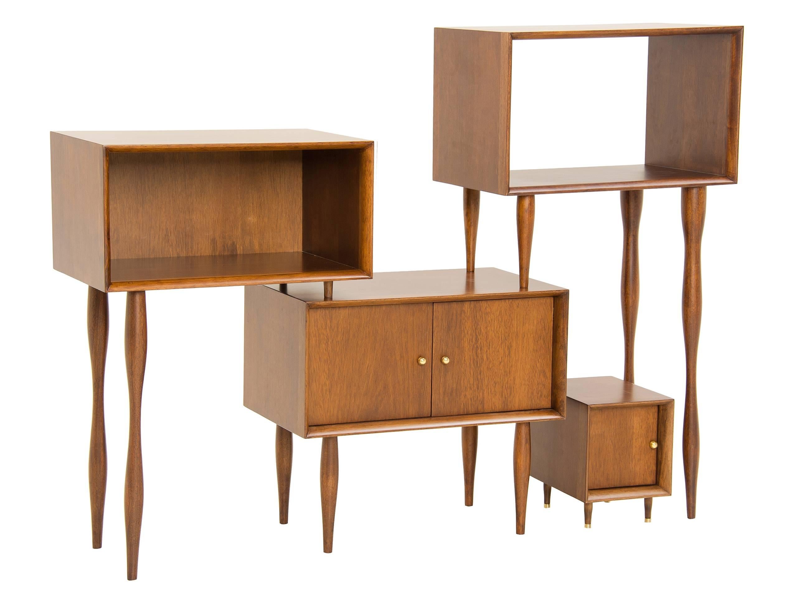 Cette étagère est composée de quatre modules distincts en bois multilaminé et de pieds en bois massif. Ludique sans pour autant perdre son caractère pratique:: cette étagère offre des possibilités illimitées:: variant en hauteur et en largeur:: tout