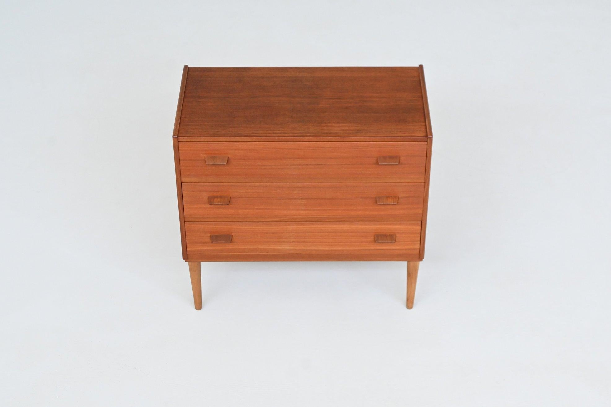 Cómoda Carl Aage Skov de teca Munch Mobler Dinamarca 1957 en venta 7