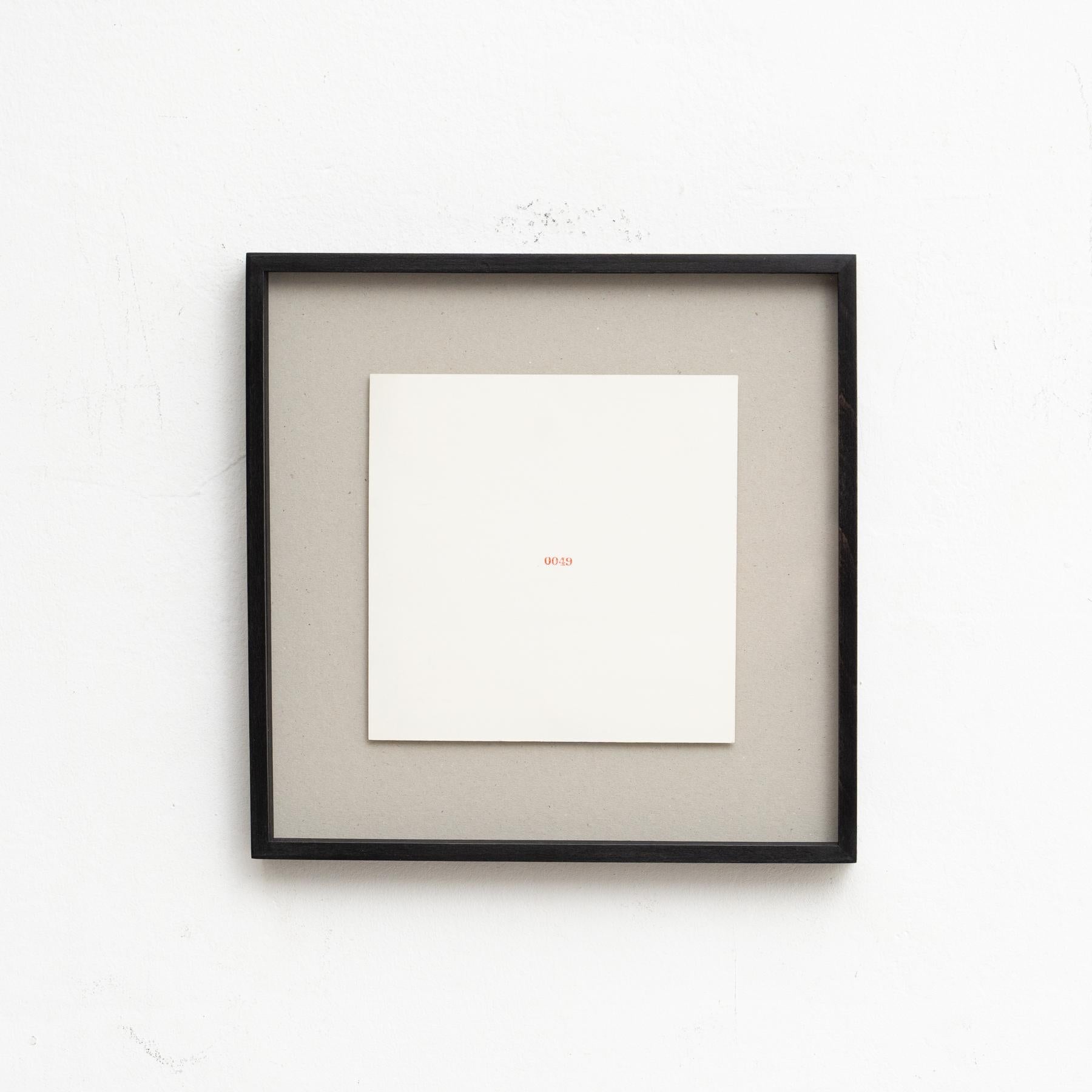 Posee una pieza única de arte conceptual con Sin título de Carl Andre, una de las trece obras de la Carpeta de sellos de caucho (1976), publicada en 1977. Esta obra excepcional ejemplifica el enfoque minimalista de Andre, con un número estampado en