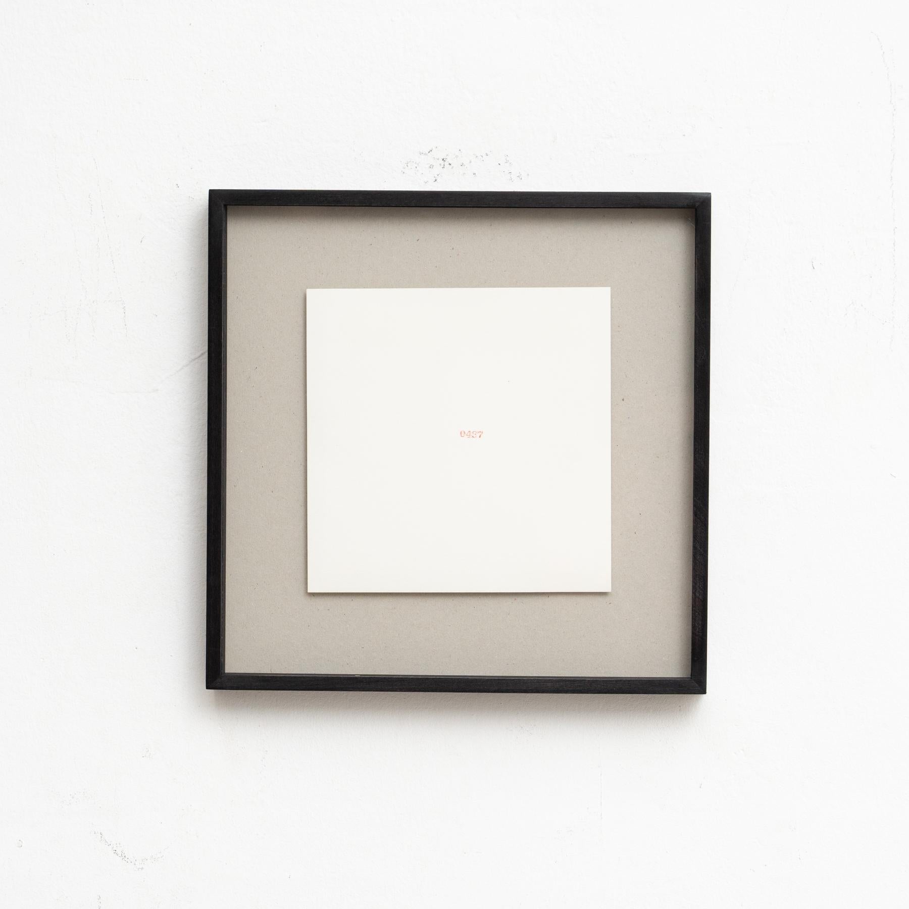 Posee una pieza única de arte conceptual con Sin título de Carl Andre, una de las trece obras de la Carpeta de sellos de caucho (1976), publicada en 1977. Esta obra excepcional ejemplifica el enfoque minimalista de Andre, con un número estampado en