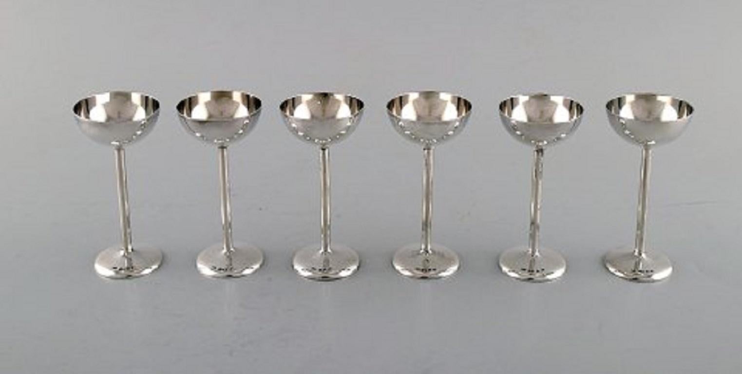 Carl Andreas Kjernås, Swedish silversmith. A set of six modernist hunting/vodka beakers in silver. Dated 1921.
Measures: 8.5 x 4 cm.
Stamped.
In very good condition.
  