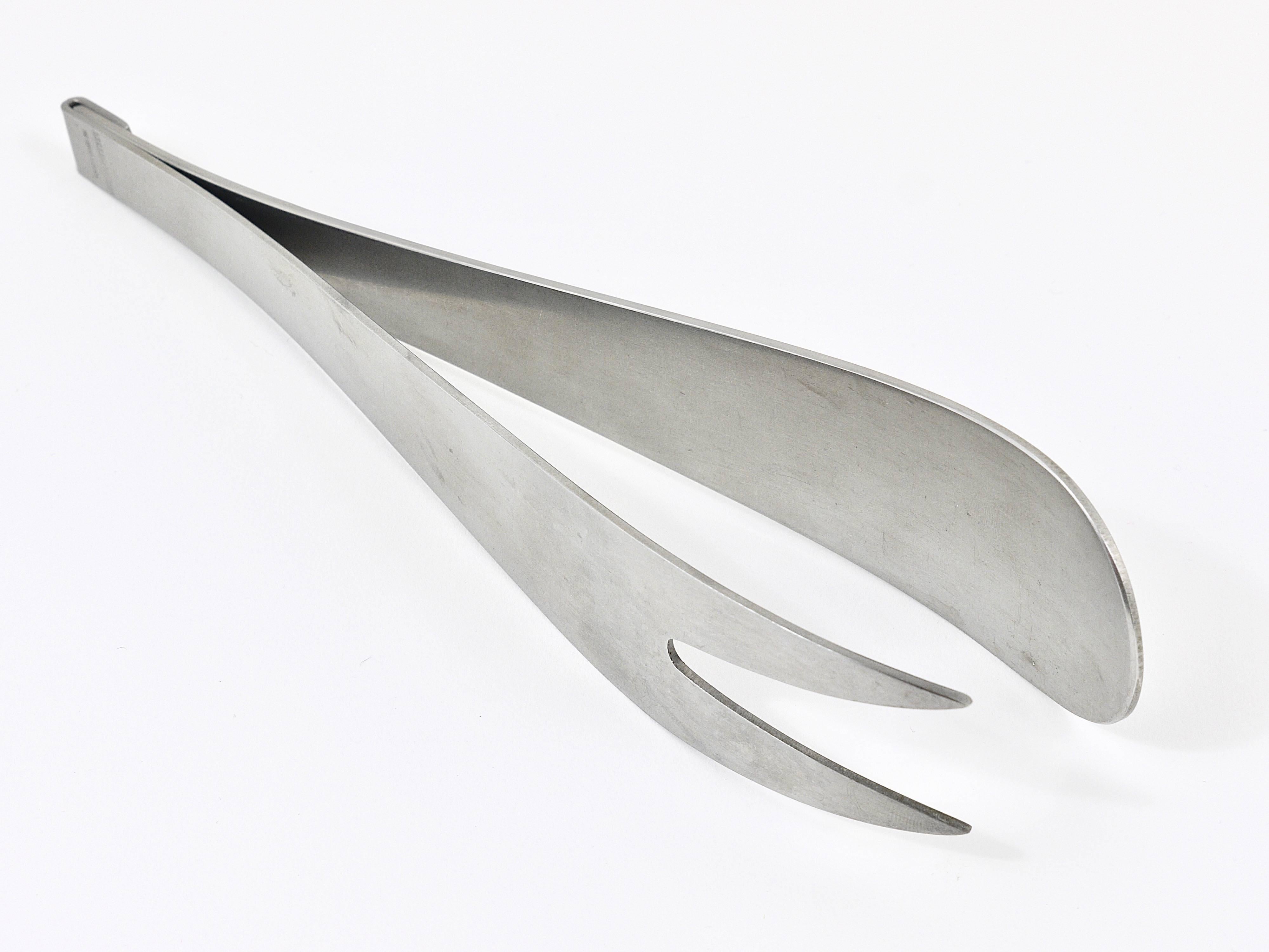 A beautiful pair of salad servers from the 1960s, consisting of a large fork and a spoon, which can be also used as tongs. Designed by Carl Aubock, executed by Amboss Austria. Made of stainless steel, fully marked, in very good condition.