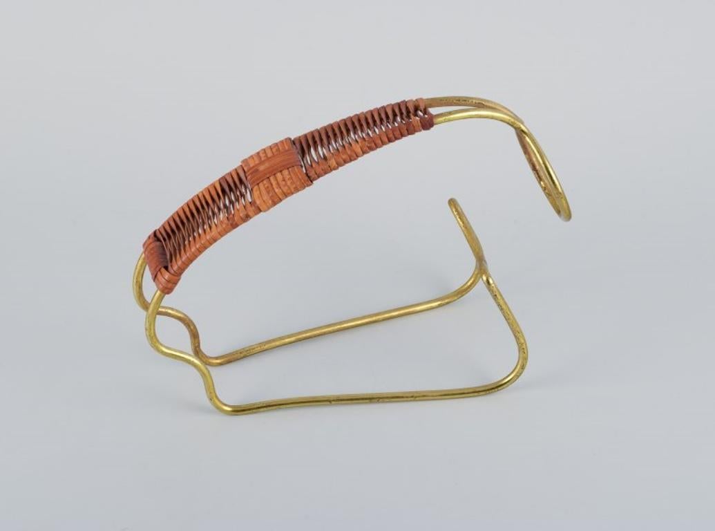 Carl Auböck (1900-1957), porte-bouteille au design moderniste.
Fabriqué en laiton et en osier de bambou.
1960s.
En parfait état.
Dimensions : H 16,3 cm x L 21,5 cm : H 16.3 cm x L 21.5 cm.