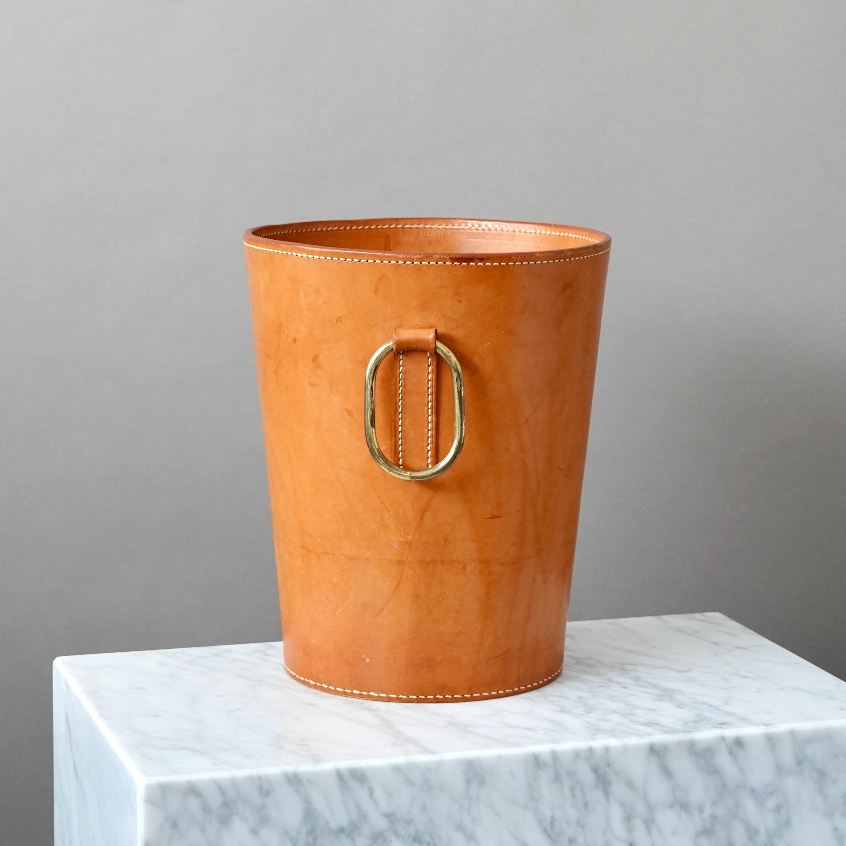 A beautiful midcentury wastebasket with amazing original patina. Made from hand sewn, thick double cow hide leather.

Designed and manufactured by Carl Auböck, Austria in the 1950s.
Sold at 'Illums Bolighus' in Copenhagen, Denmark.

Great original