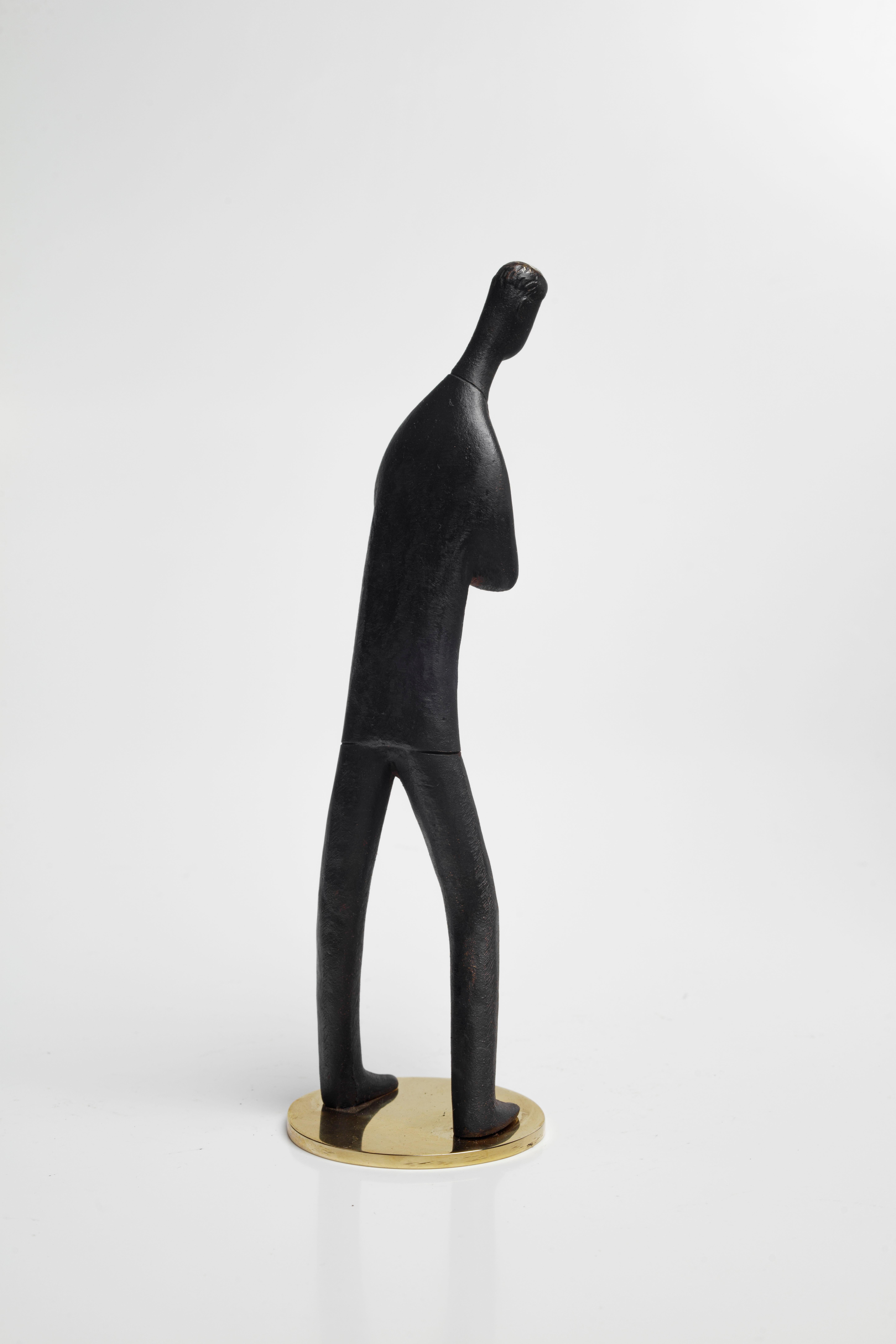 Carl Aubck #4069 Skulptur „Standing“ „Standing“, Österreich (Österreichisch) im Angebot