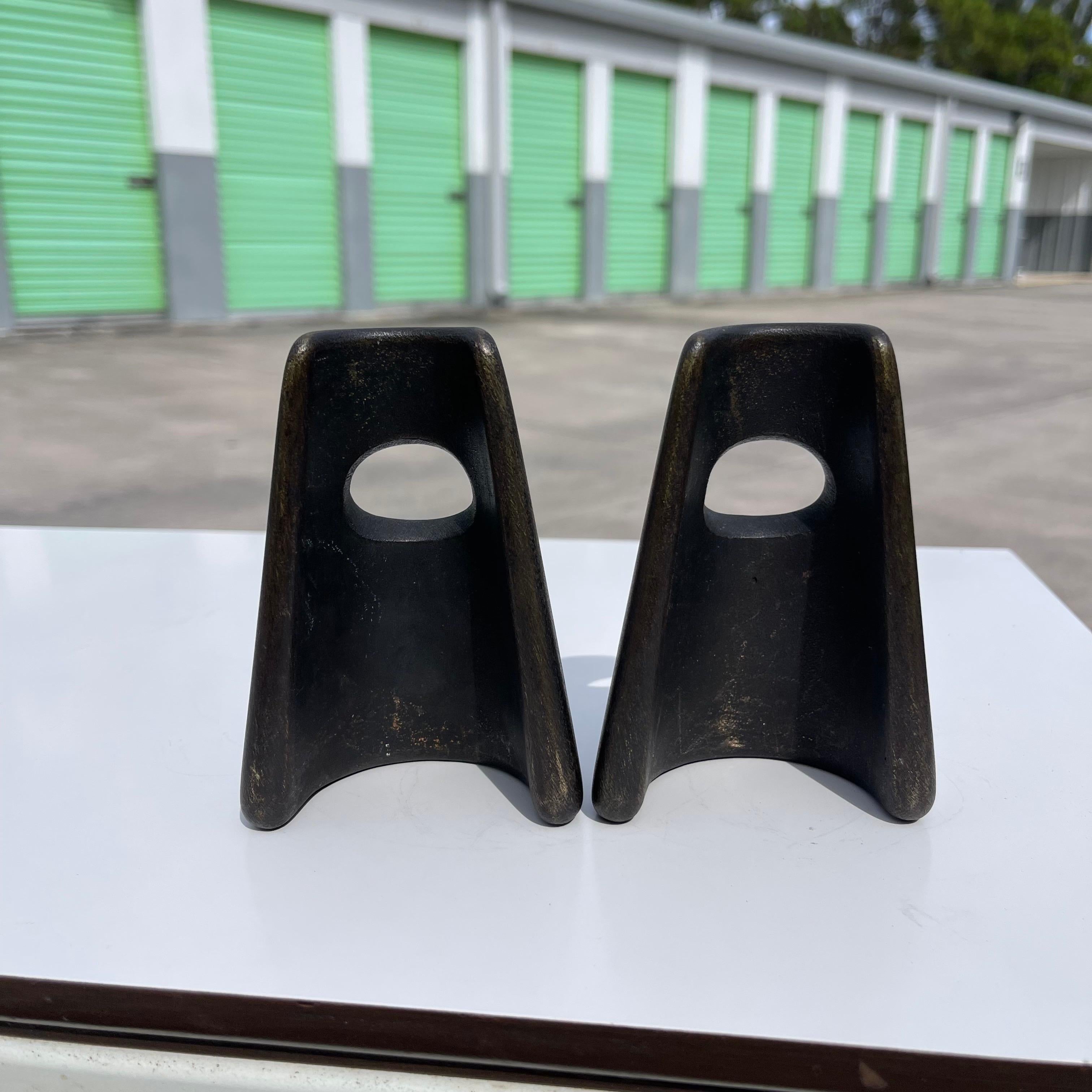 Fermalibri in bronzo patinato e sobrio.