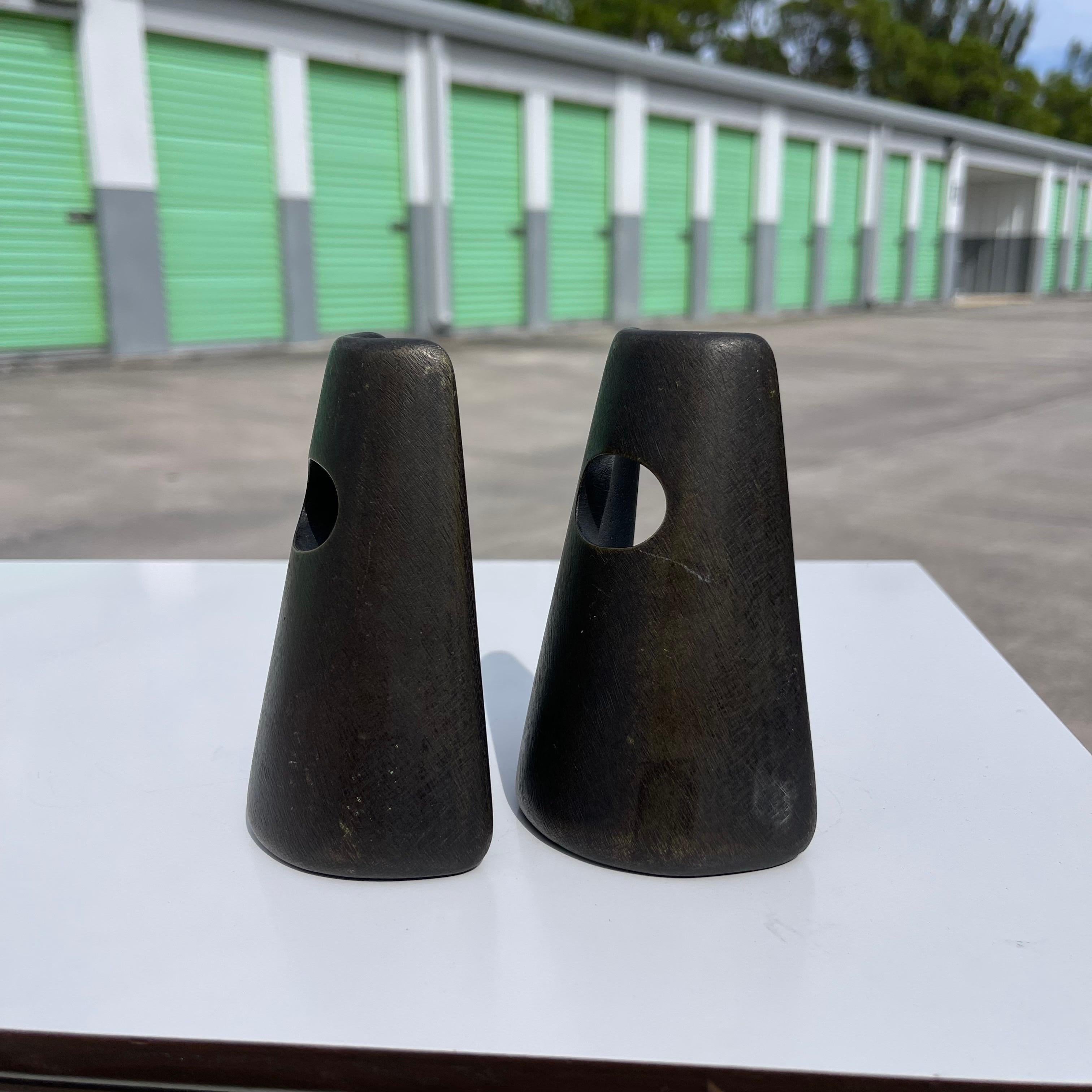 XX secolo Carl Aubock 4843 Fermalibri modernista in bronzo patinato in vendita