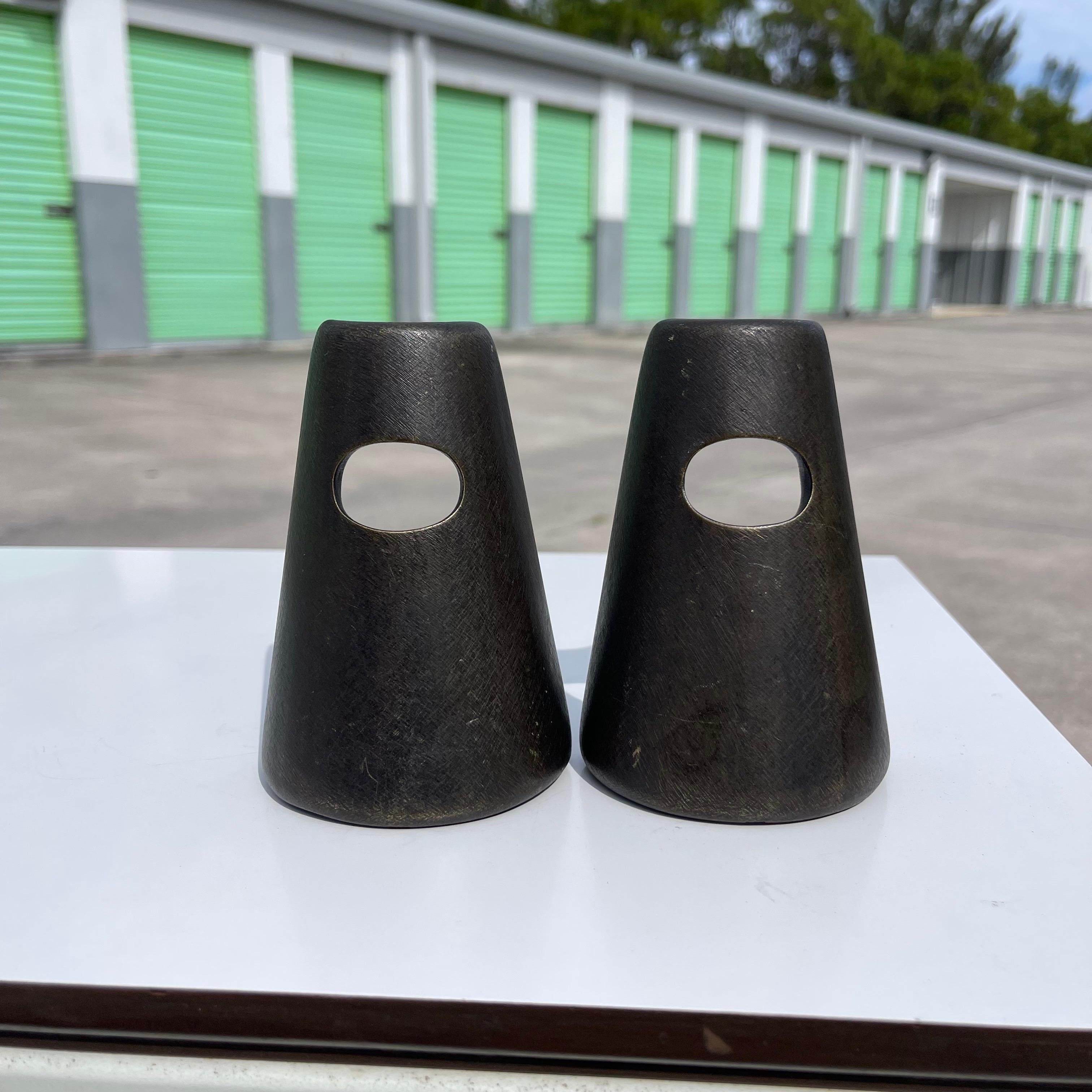 Bronzo Carl Aubock 4843 Fermalibri modernista in bronzo patinato in vendita