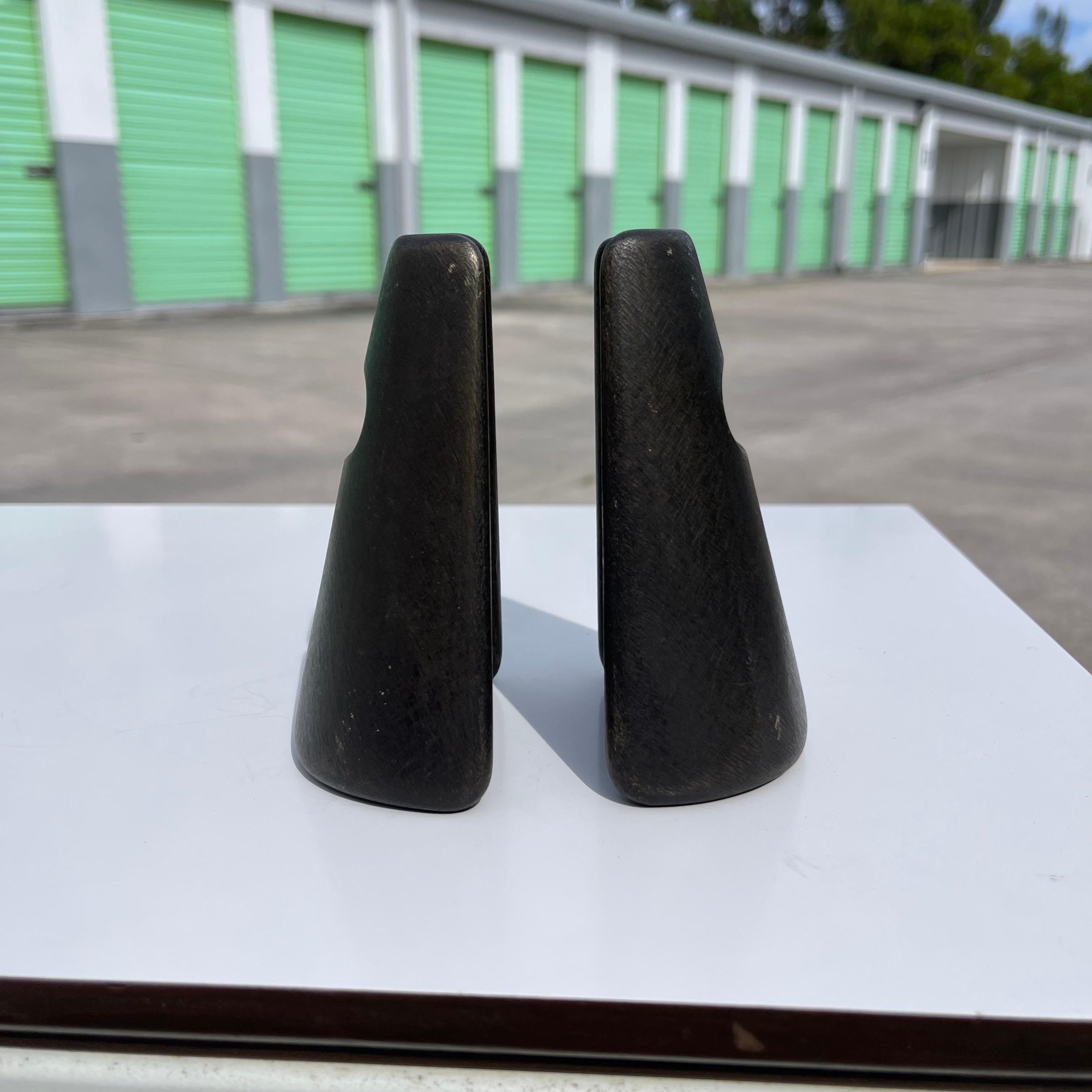 Carl Aubock 4843 Fermalibri modernista in bronzo patinato in vendita 3