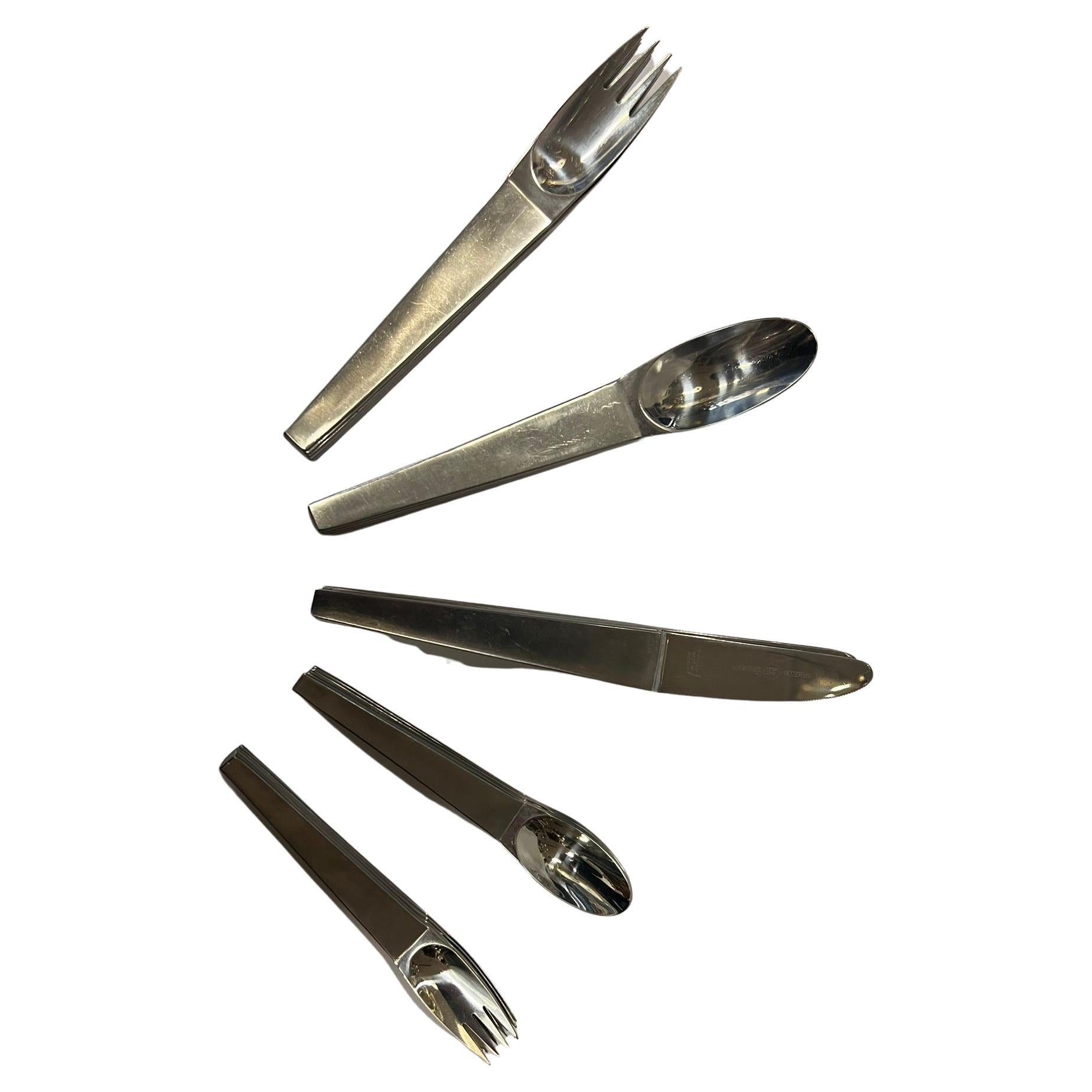 Design Carl Auböck, version Amboss set de couverts, no.2060, 1950 Vienne Autriche

composé de 6 couteaux, 6 cuillères, 6 fourchettes, 6 cuillères à café, 6 fourchettes à gâteau 