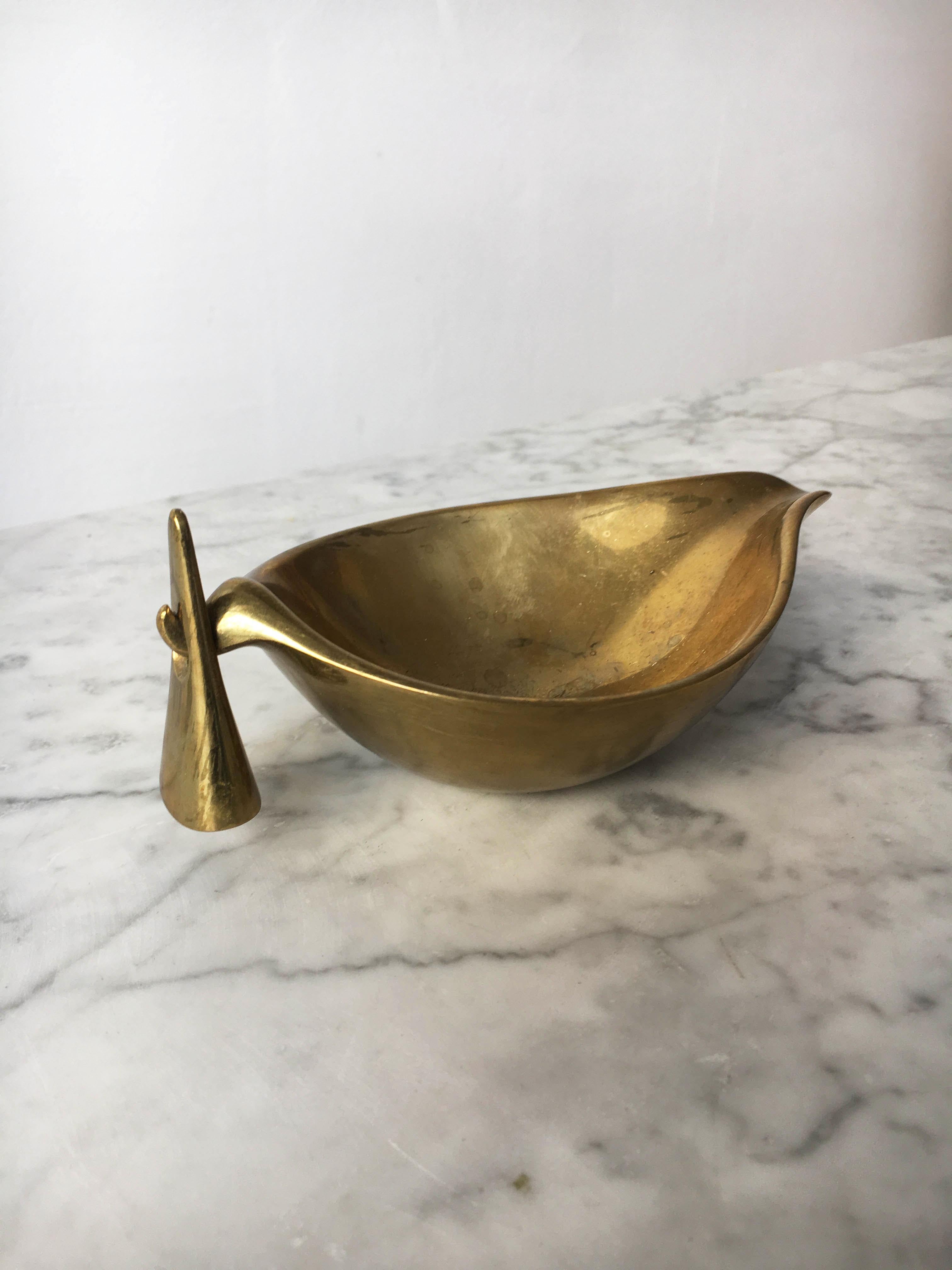 A vintage ashtray with a snuffer, no. 3515. Designed 1947 by Carl Auböck. Very good vintage condition with just the right amount of gentle patina on the brass. 
   
