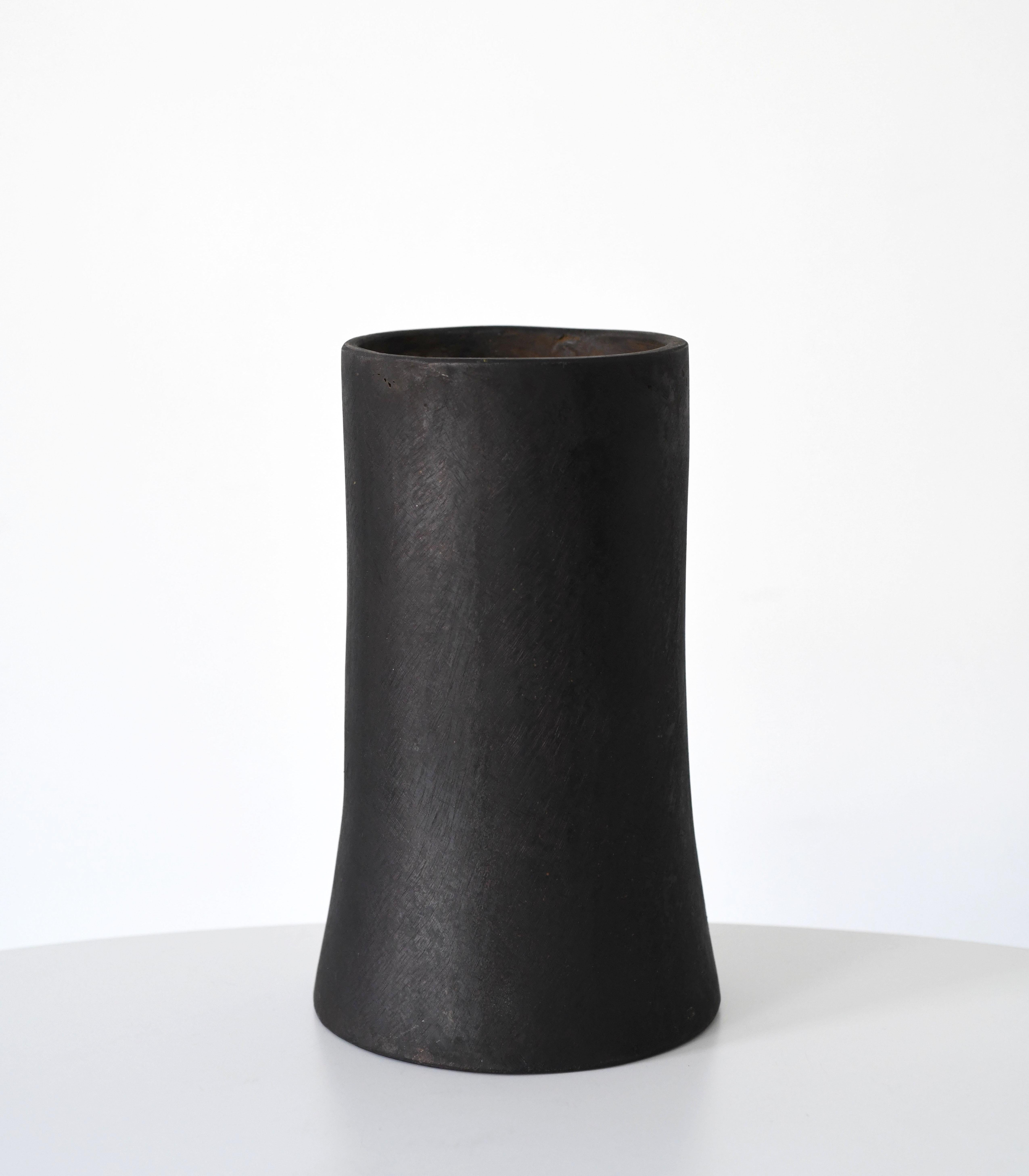 Eindrucksvolle Atom-Vase aus massivem Messing von Carl Auböck. Unterzeichnet von dem Unterzeichner. 