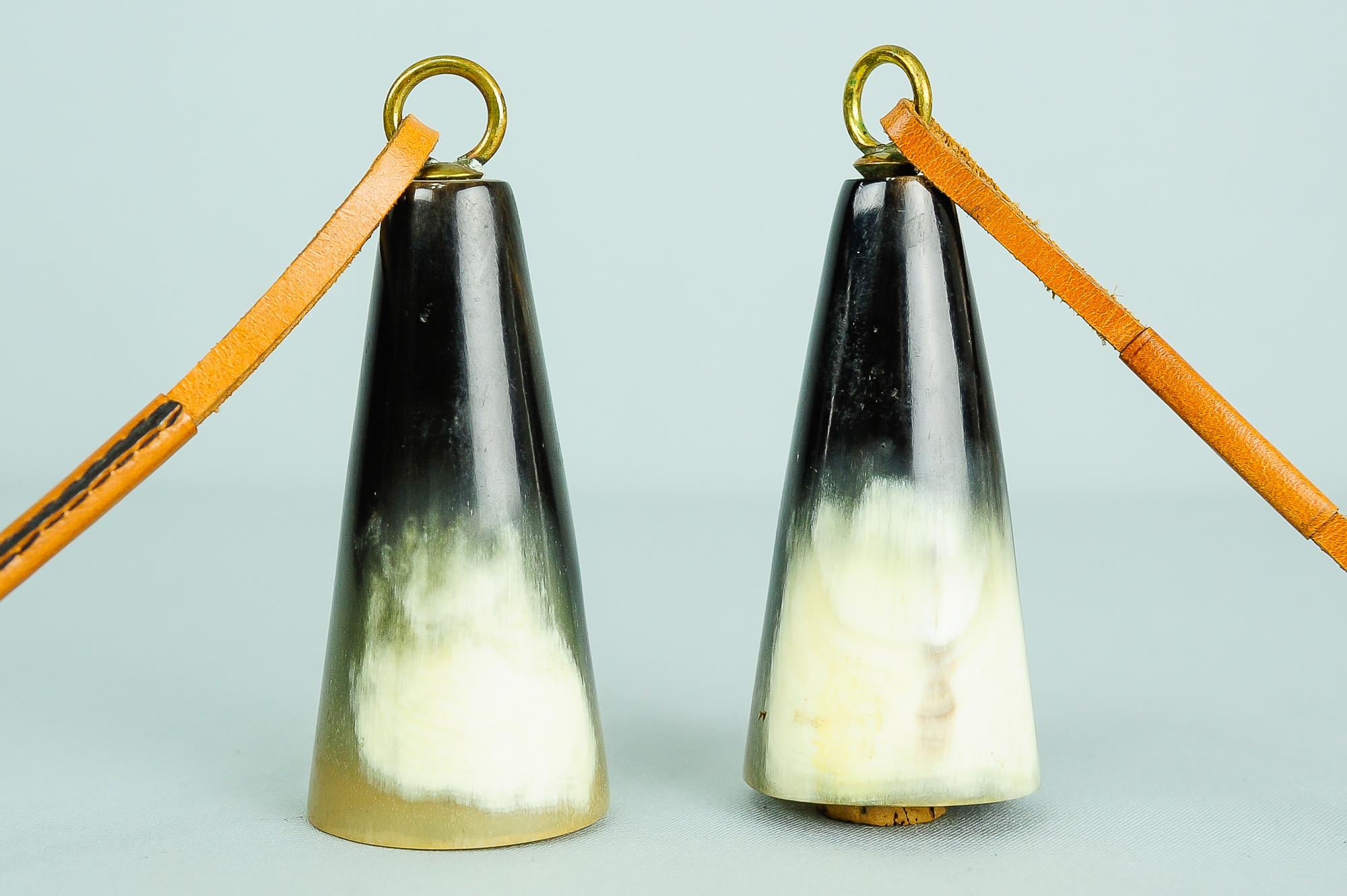 Tappo per bottiglia Carl Auböck, Corno, Pelle, Austria, anni '50
Condizioni originali
Il prezzo si intende per entrambi insieme.