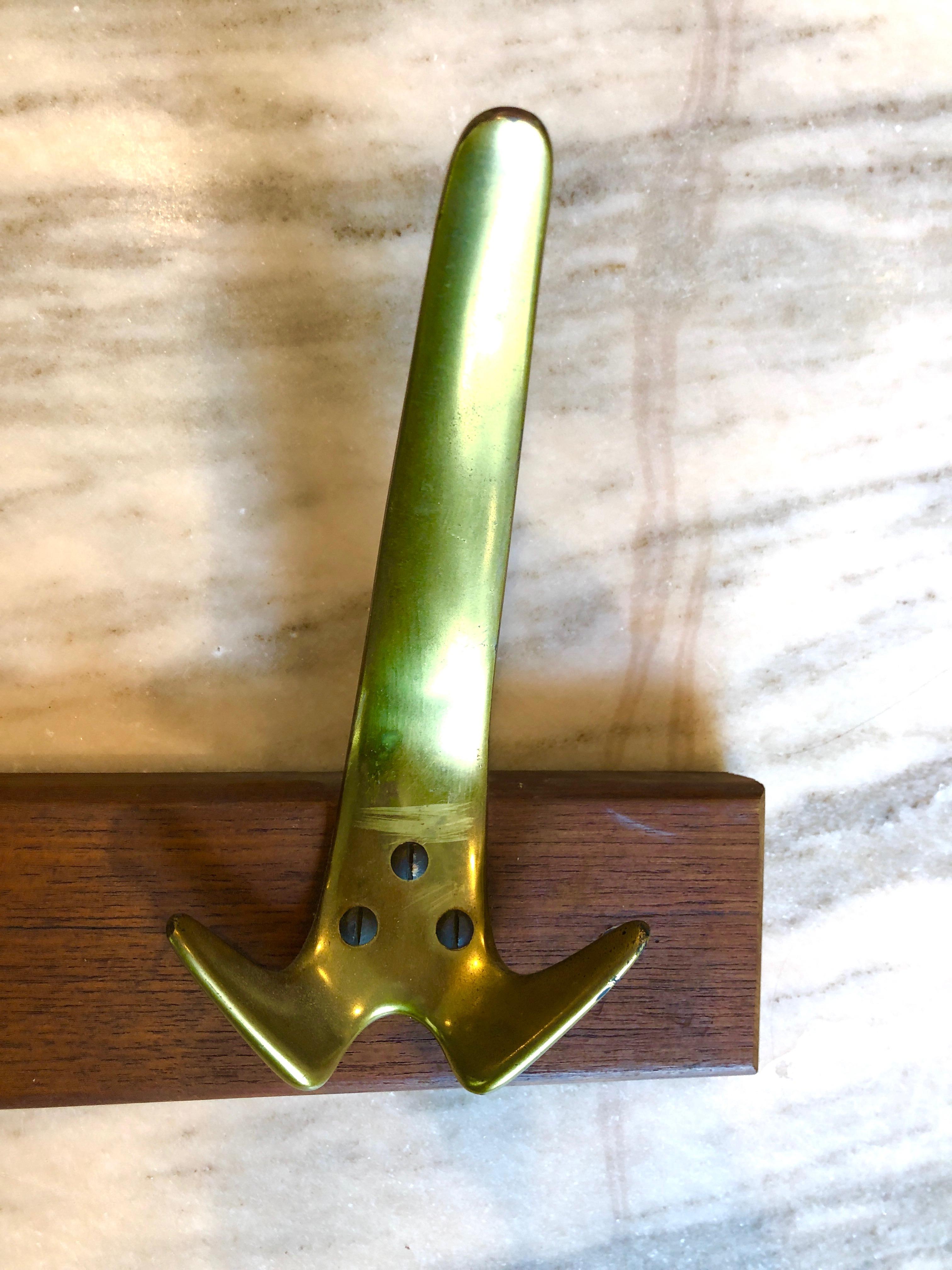 Mid-Century moderno Appendiabiti in ottone Carl Aubock in vendita