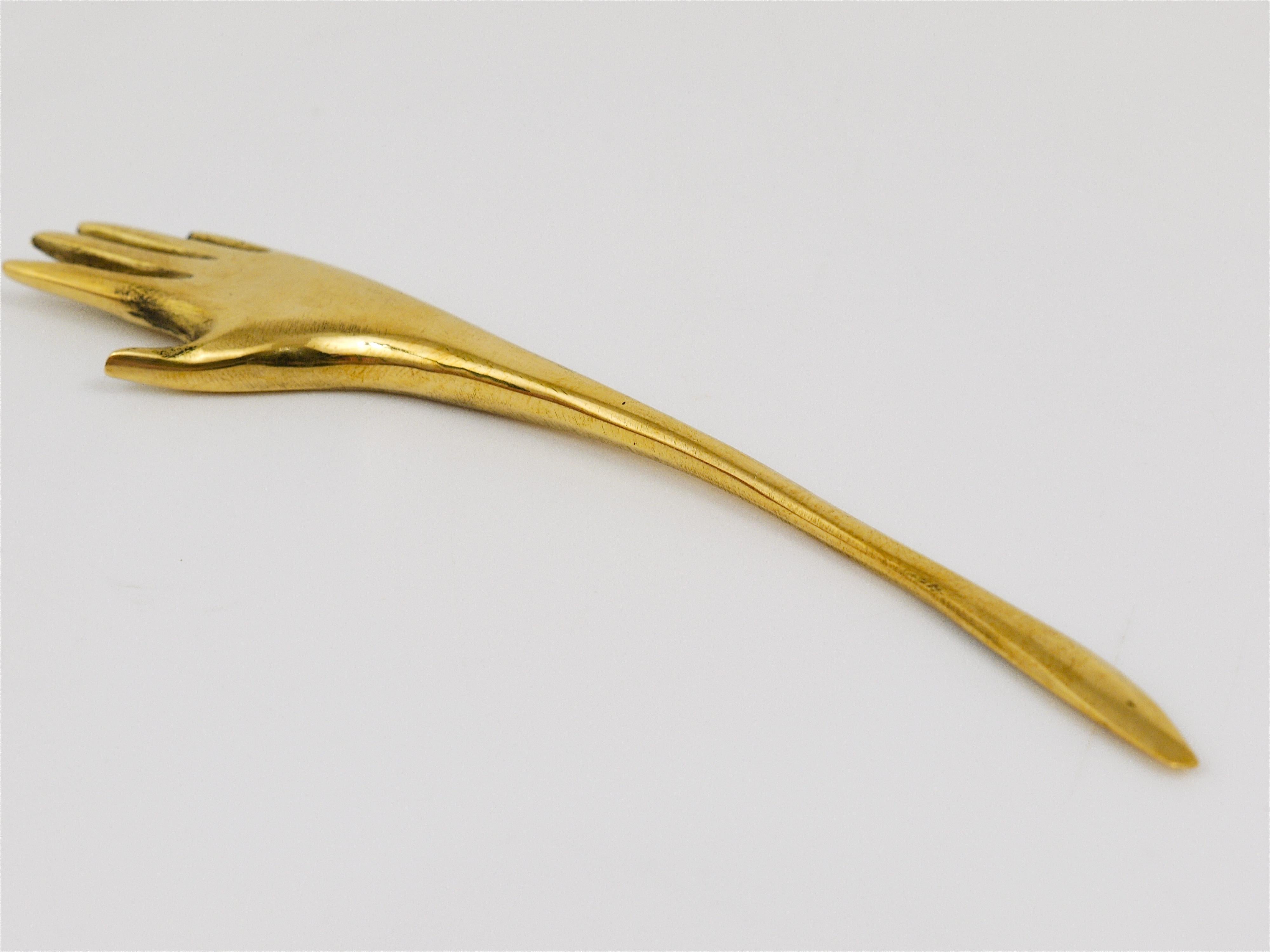A minimalist but charming letter opener in the shape of a hand. Model number 7208, handmade of solid polished brass, designed by Werkstätte Carl Auböck in the 1950s. Fully stamped and marked. Length: 5“. This is a handcrafted piece, each piece and