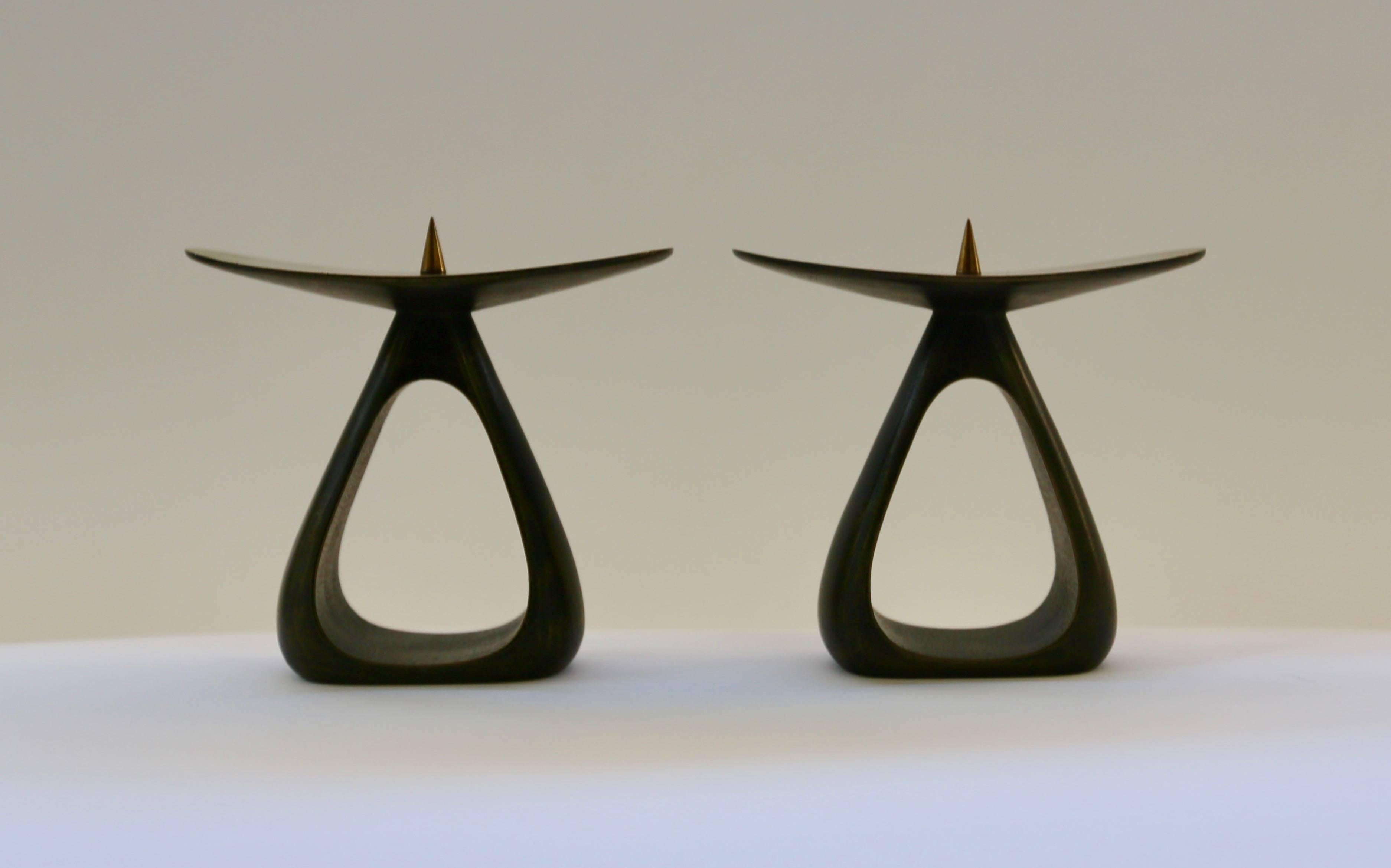 Pair of Carl Auböck bronze (and not brass as usually found) candleholders in perfect condition.
Dimensions: 13 cm W x 13 cm H x 8 cm D.