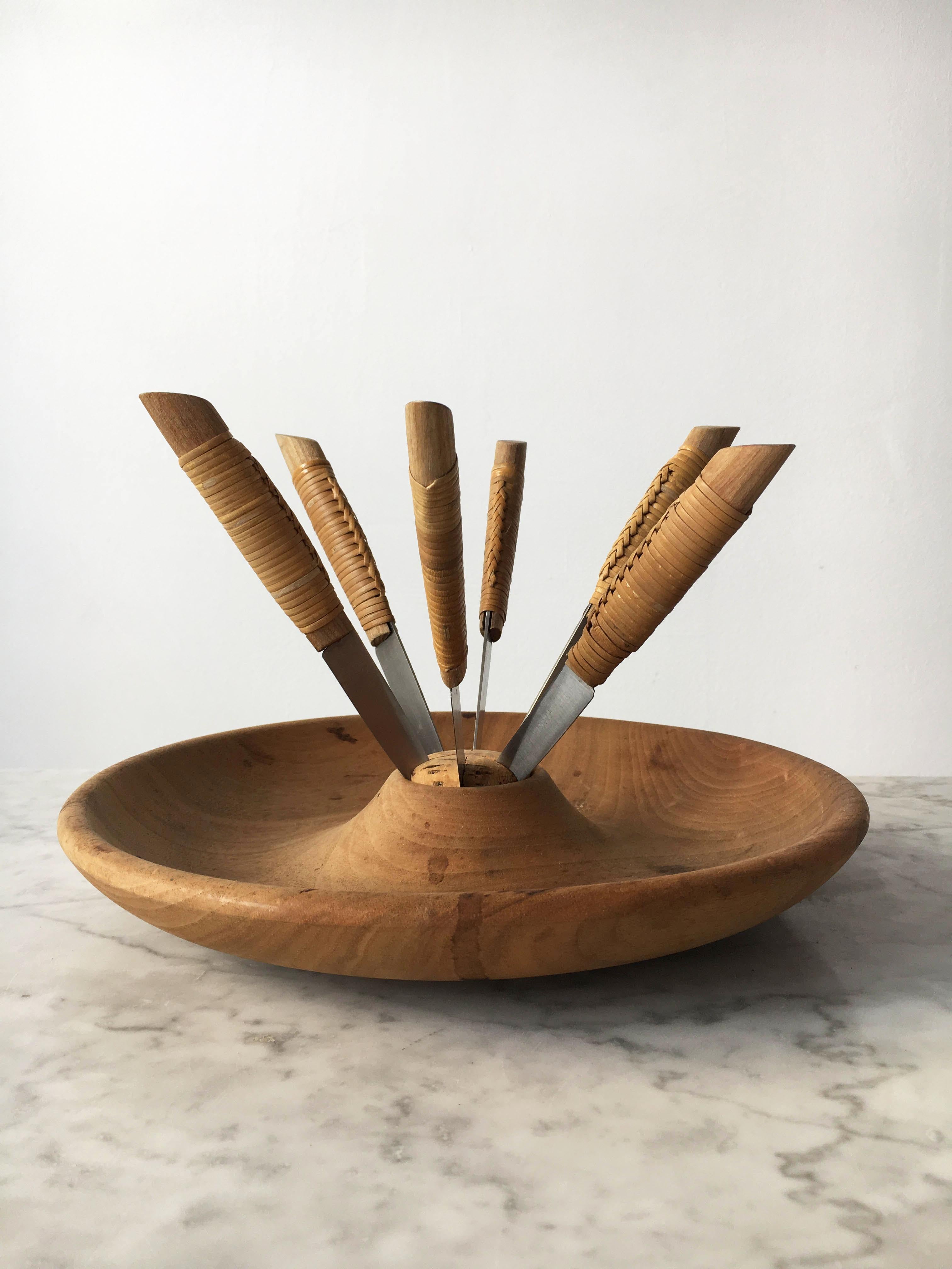 Carl Auböck Carved Walnut Fruit Bowl and Knife Set Model '4640', Austria, 1950 In Good Condition In Vienna, AT