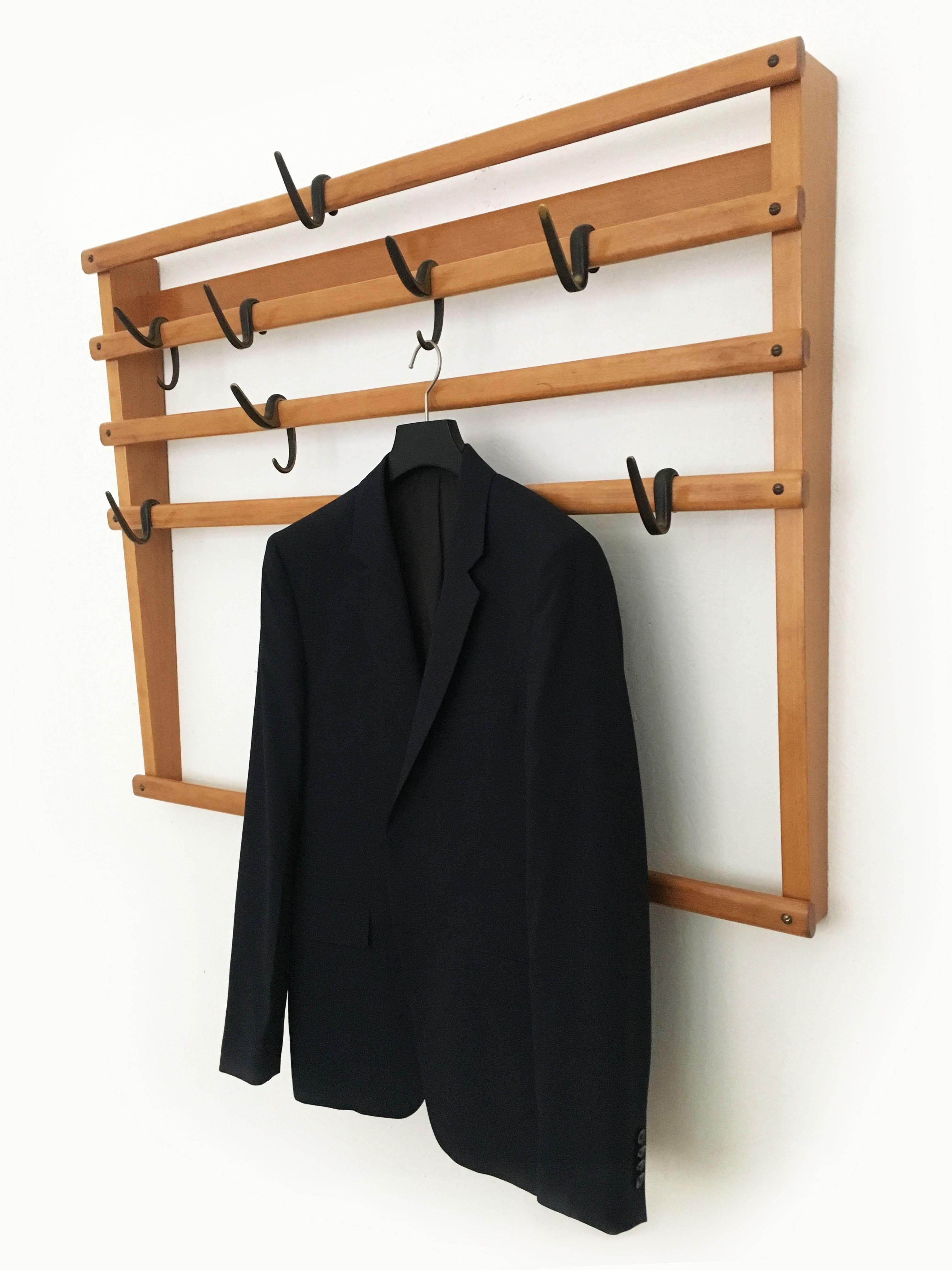 Superb wall-mounted coat rack wardrobe by Carl Auböck, Austria, 1960s. The three 'G'- and five 'S'-shaped hooks are cast brass and finished combining two surface treatments. They are black patinated and polished on their sides. In excellent vintage