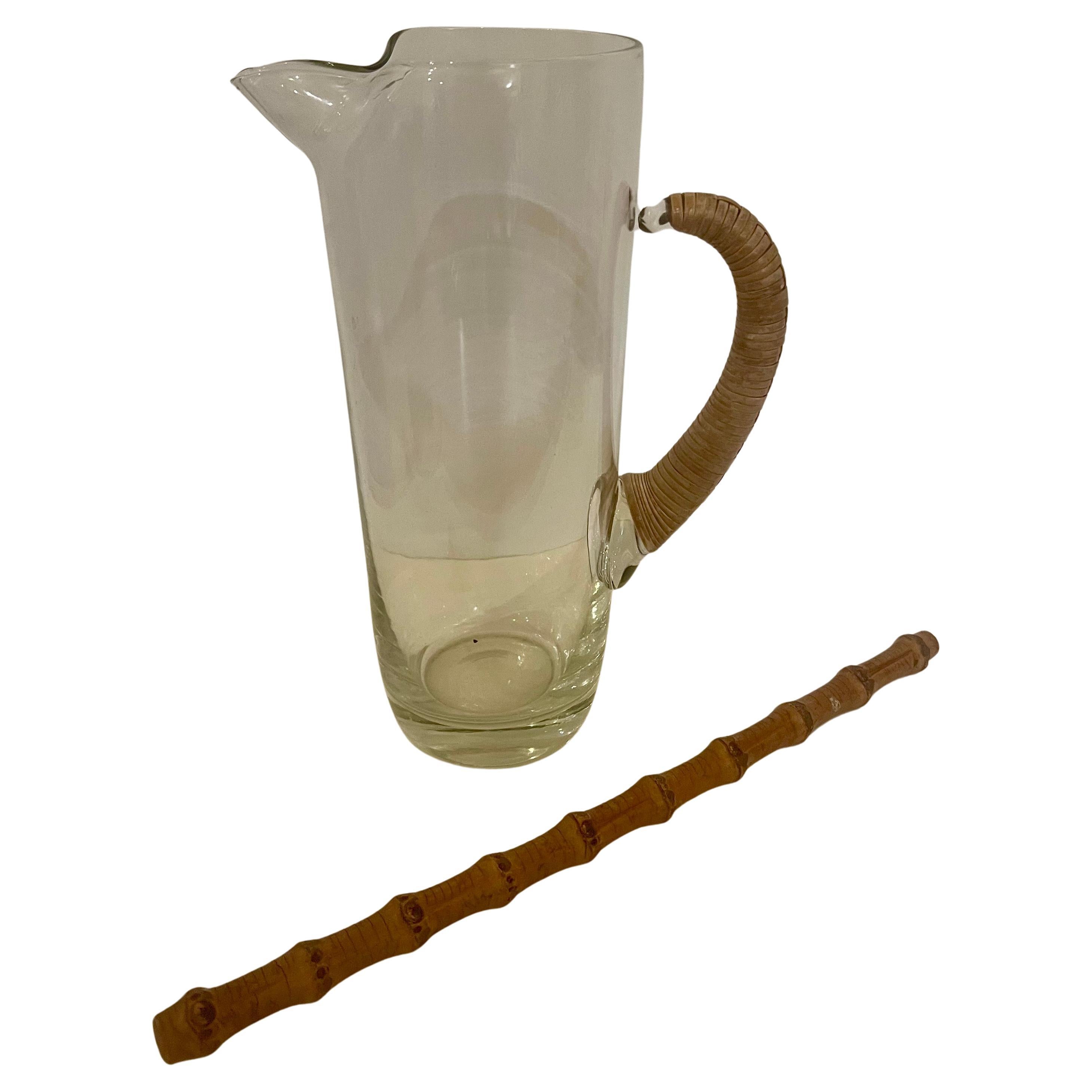 Elegantes klares hohes Glas Krug mit Bambus Rührer und gewickelt Rohr Griff, ca. 1970's großen Zustand keine Chips oder Risse.