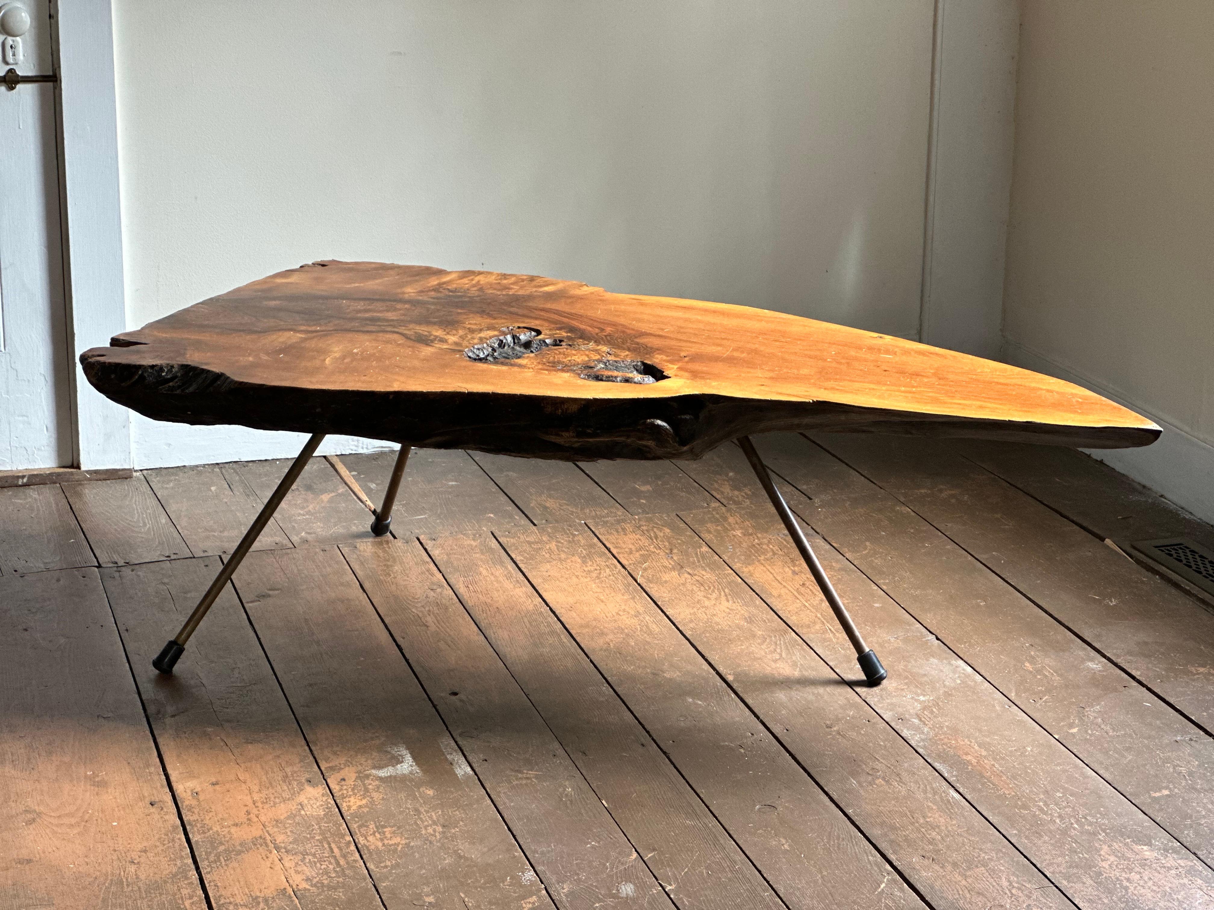 Werkstätte Carl Auböck, Vienne, Autriche, années 1950. Tableau numéro 11. Intacte et patinée depuis 70 ans. Belle et chaleureuse. Grande échelle et proportions adéquates. 