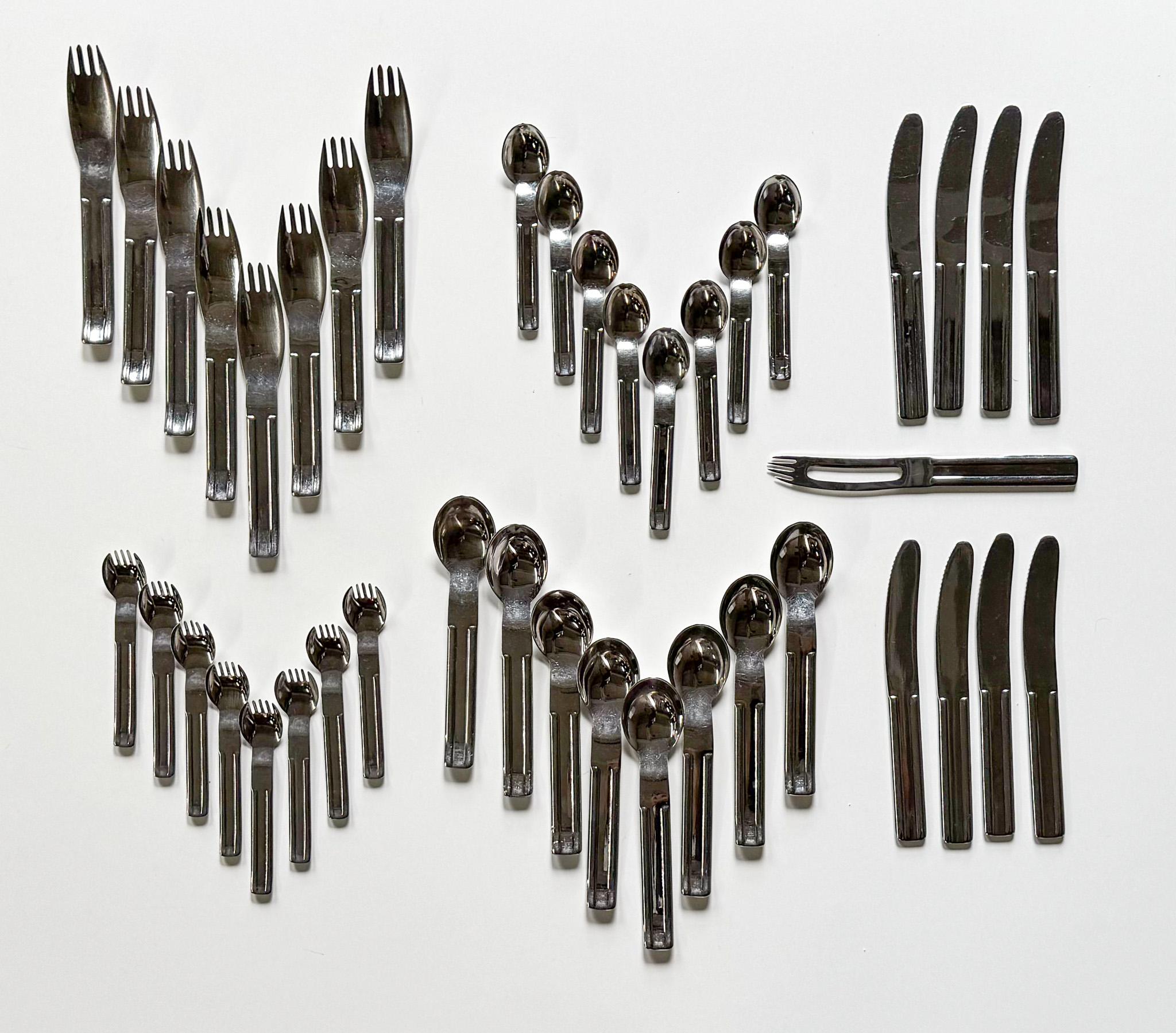 Service de couverts de la série Culinar en acier inoxydable conçu par Carl Aubock III (1924-1993) et fabriqué par Collini, Autriche, en 1979. Un service de cinq pièces pour huit personnes composé des éléments suivants : 8 fourchettes à dîner, 8