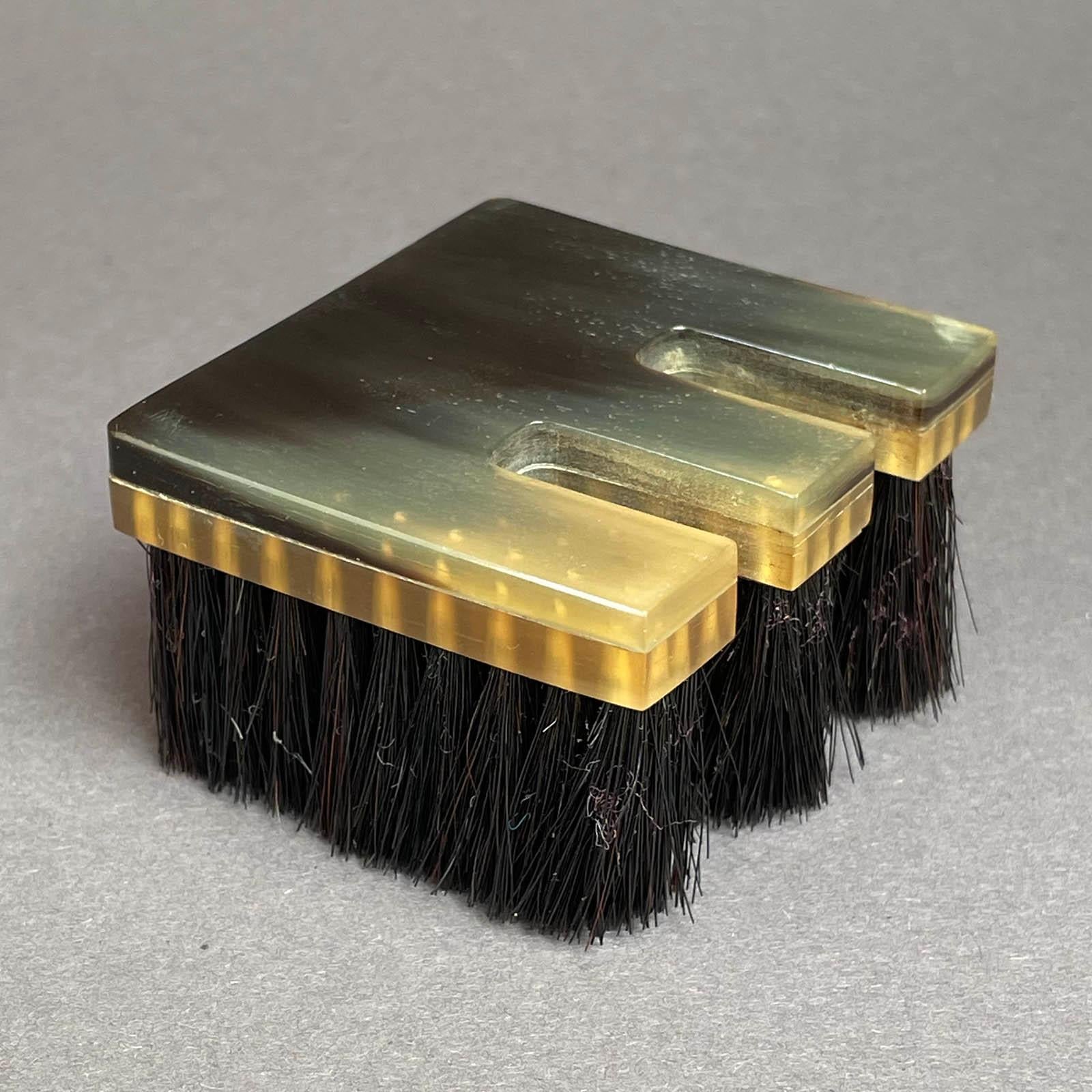 Tuchbürste, entworfen von Carl Auböck III (1924-1993) um 1960. Modellnummer 5000. Hersteller Werkstätte Carl Auböck, Wien.
Sockel aus Horn mit Pferdeborsten. 
Typisch für die Designs dieser Familie ist der MATERIAL-Mix aus Metall (hauptsächlich