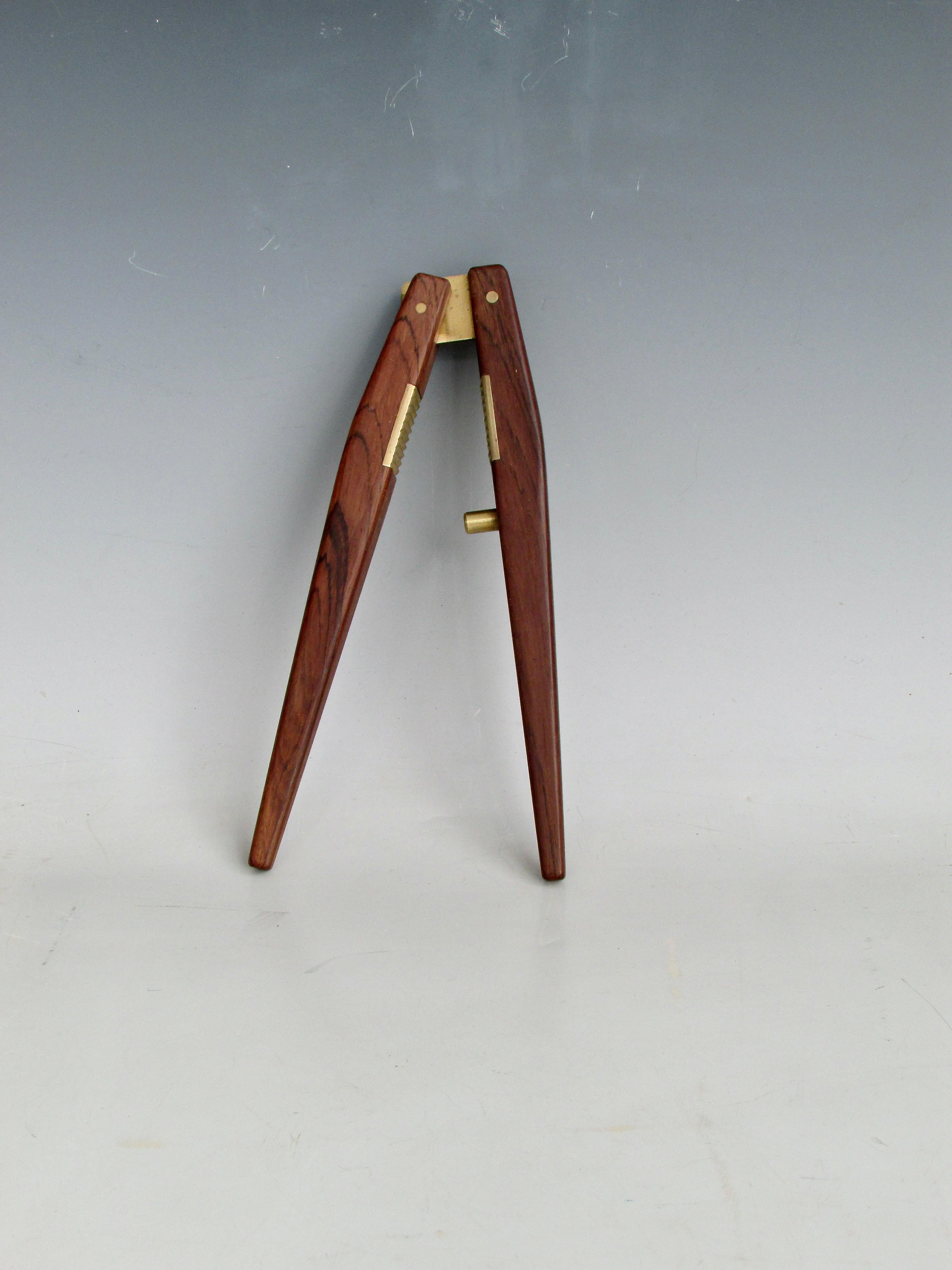 Wunderschön gearbeiteter und detaillierter Nussknacker. Verjüngte und glatt verarbeitete Rosenholzgriffe mit Messingbeschlägen.