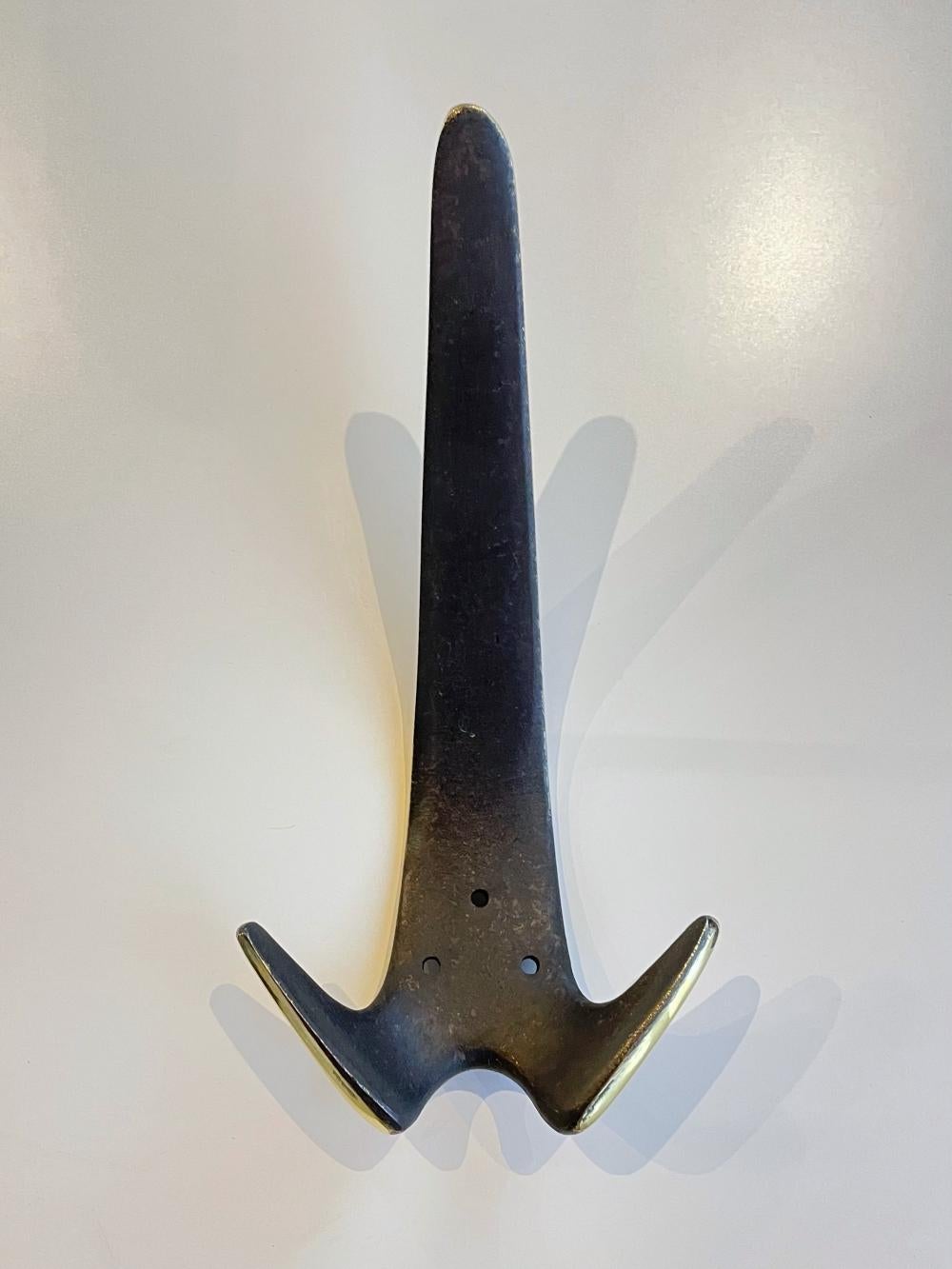 Carl Auböck Cuatro percheros de pared de latón patinado de mediados de siglo, Años 50, Austria Moderno de mediados de siglo en venta