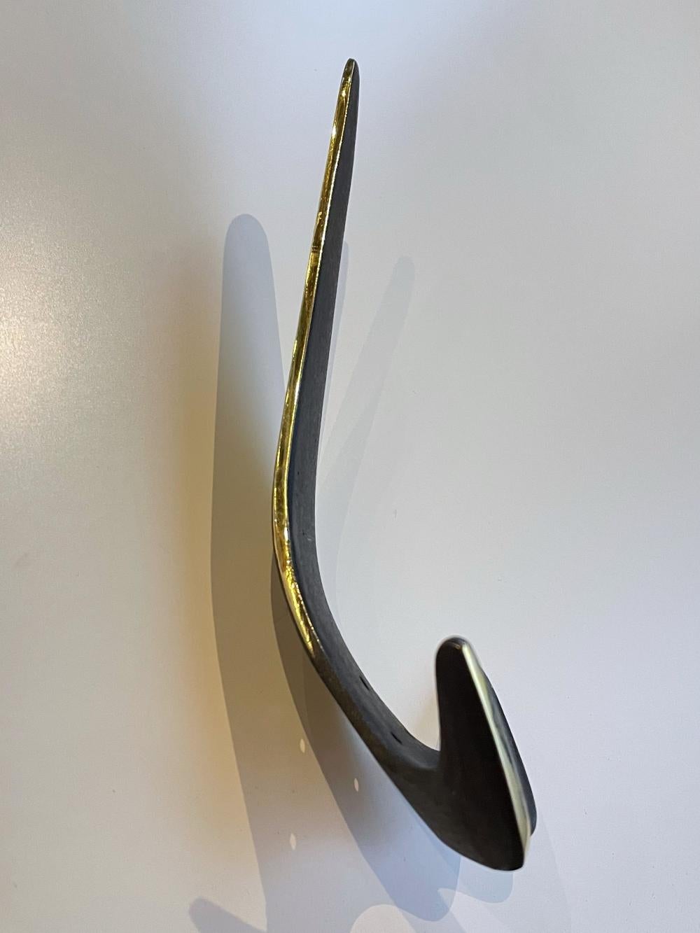 Carl Auböck Cuatro percheros de pared de latón patinado de mediados de siglo, Años 50, Austria en Excelente estado para la venta en Biebergemund, Hessen