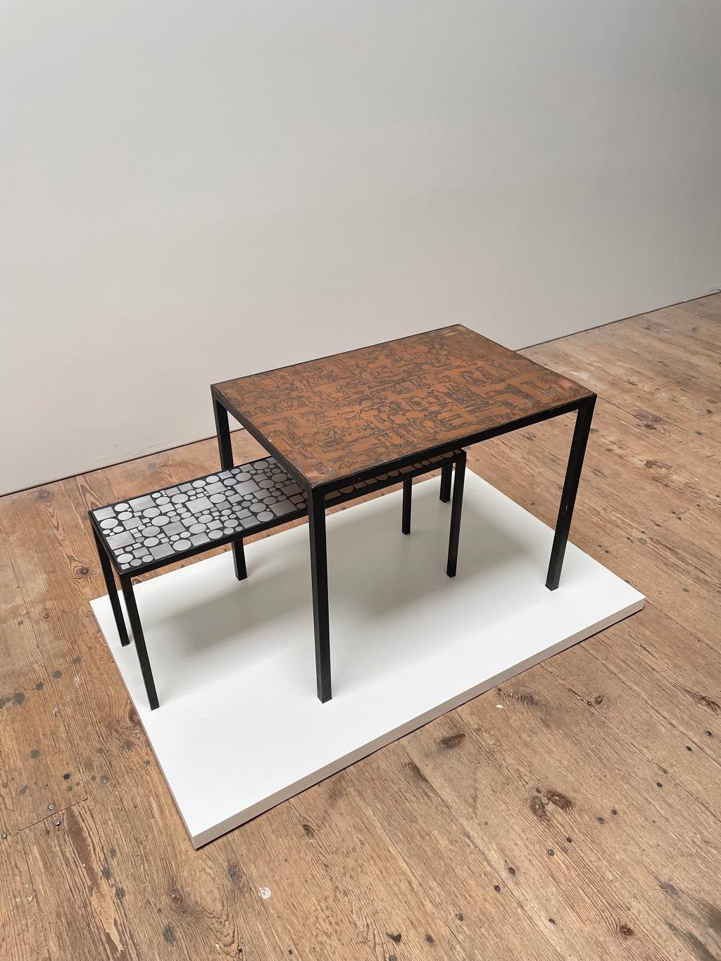 Magnifiques et rares tables basses ou d'appoint Herbert Hirch, fabriquées par ROSENTHAL dans les années 1970. Les cadres sont en acier laqué noir avec un plateau en acier inoxydable et en aluminium.

Herbert Hirch a étudié au Bauhaus de 1930 à 33,