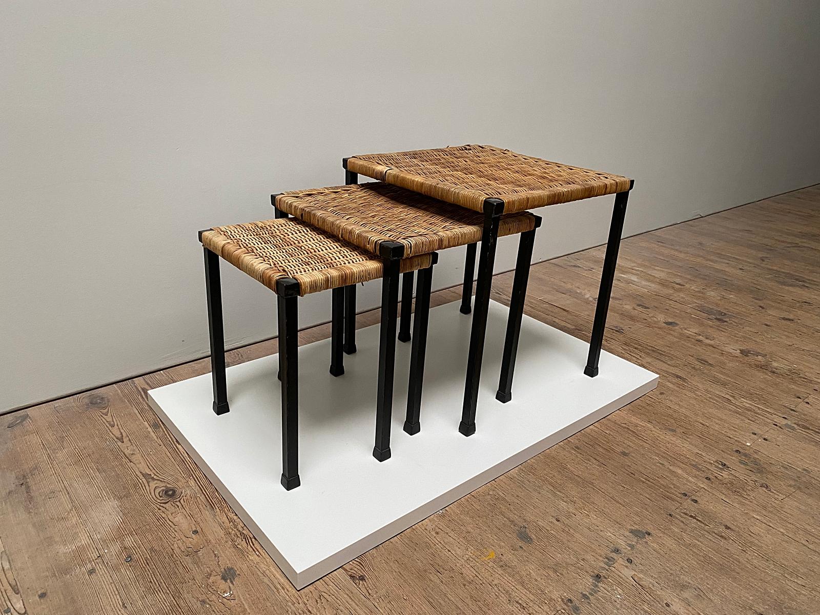 Ferronnerie Carl Auböck Quatre rares tables de canapé en rotin du milieu du siècle, années 1980, Autriche en vente