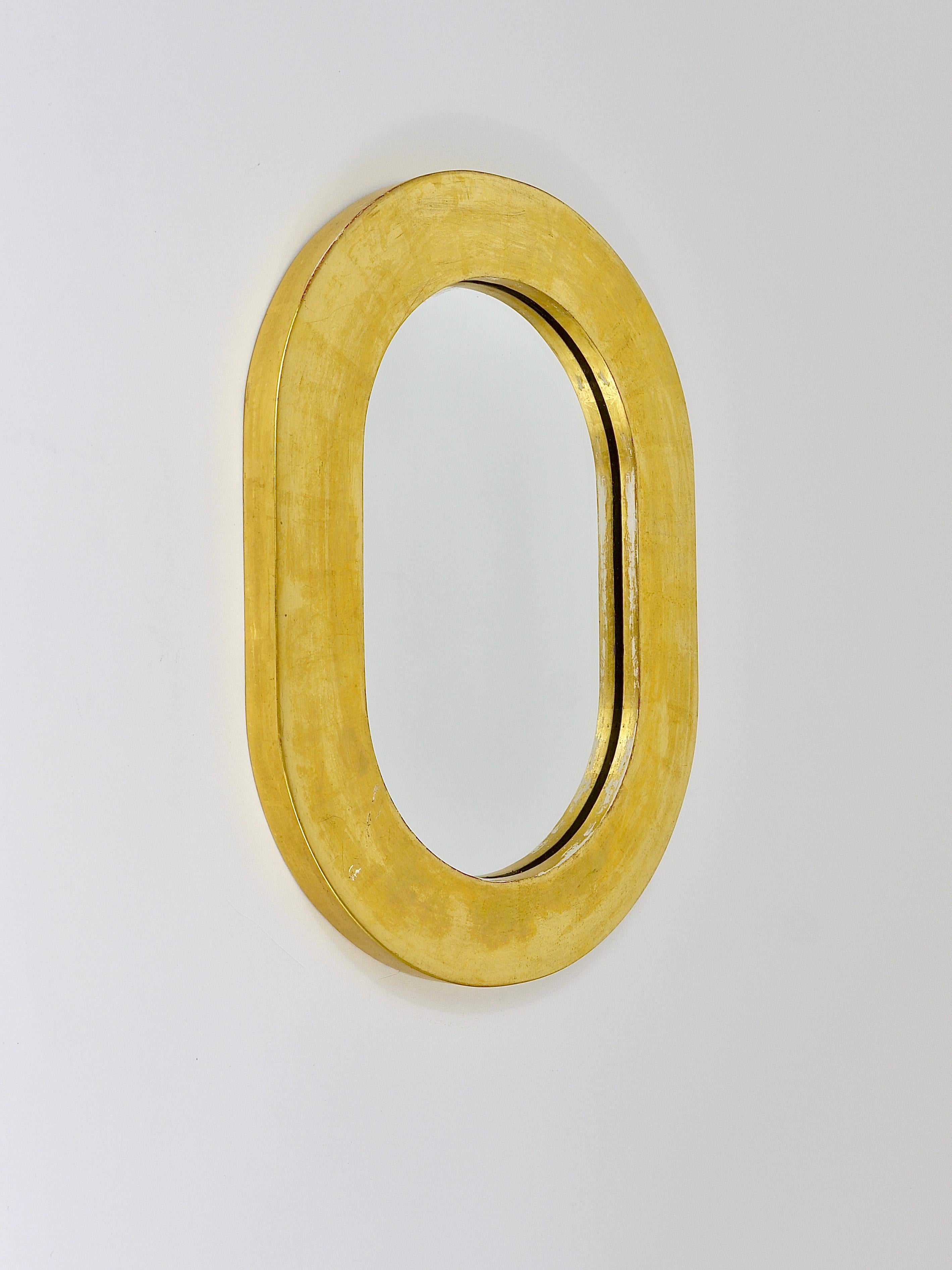 Magnifique miroir mural moderniste autrichien. Conçu et réalisé par Carl Aubock, Vienne/Autriche. Fabriqué en bois plaqué or. En très bon état d'origine, avec une belle patine. Mesures : 12 x 16