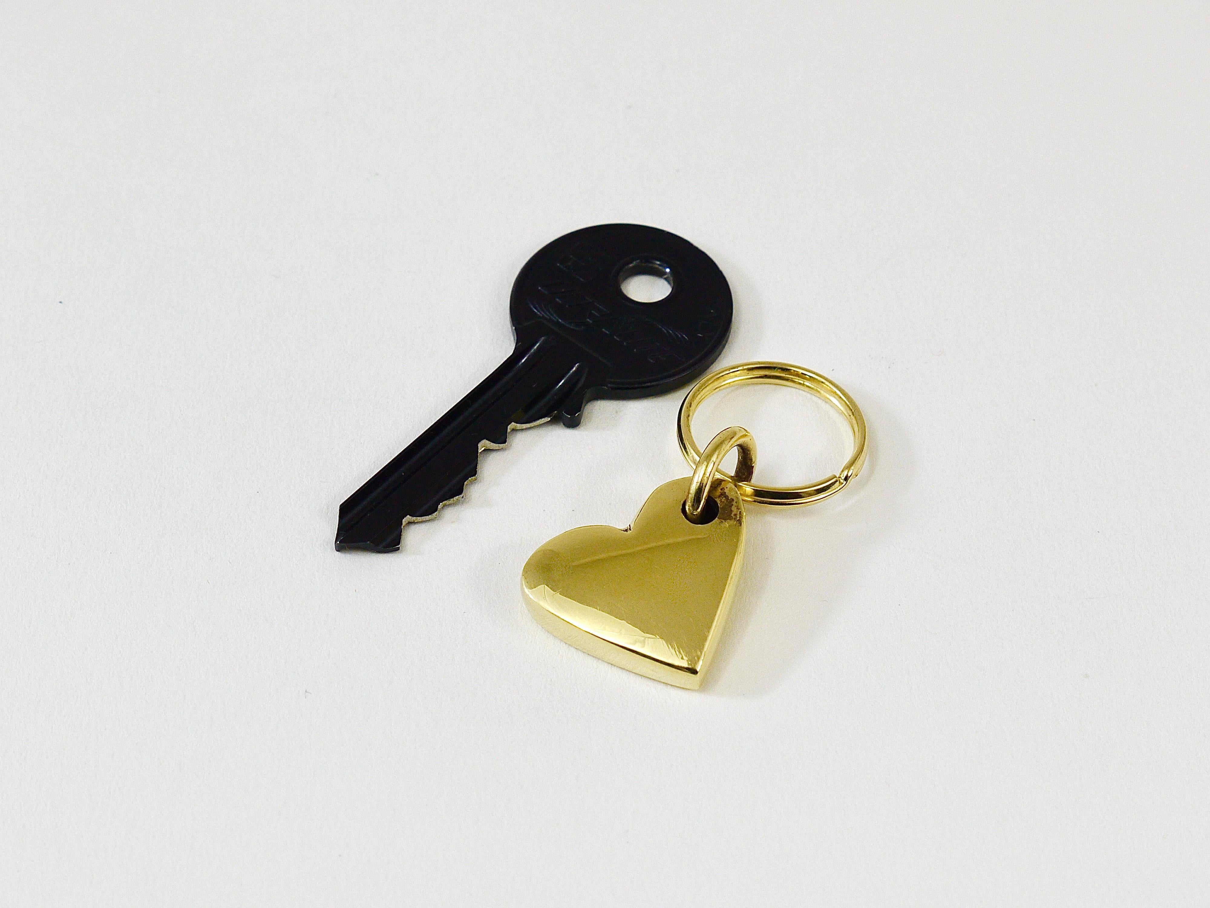 Mid-Century Modern Carl Aubck Porte-clés à chaîne en forme de cœur en laiton, fabriqué à la main, milieu du siècle dernier en vente