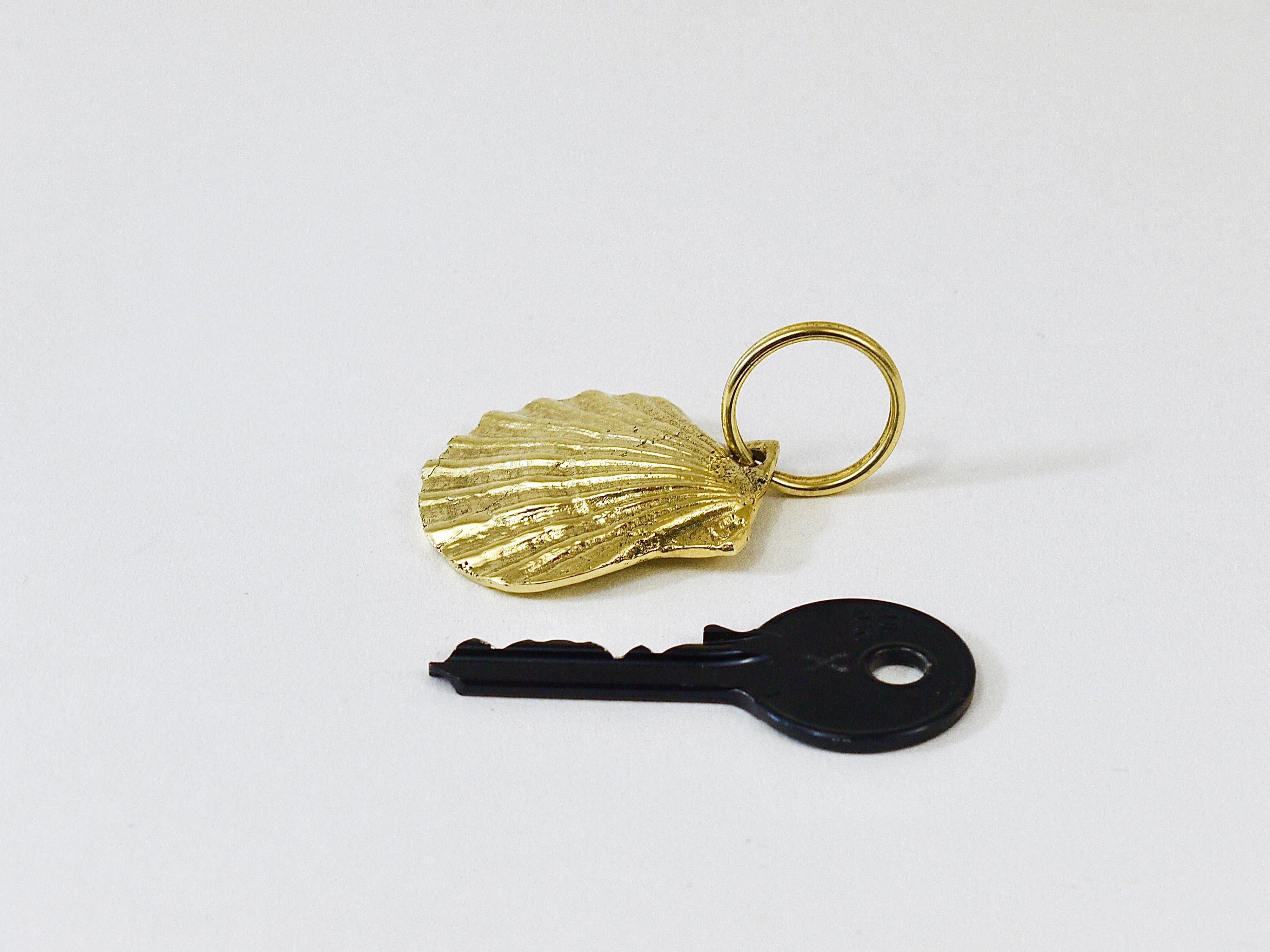 Mid-Century Modern Carl Auböck Handcrafted Midcentury Brass Shell Figurine Key Ring Chain Holder For Sale