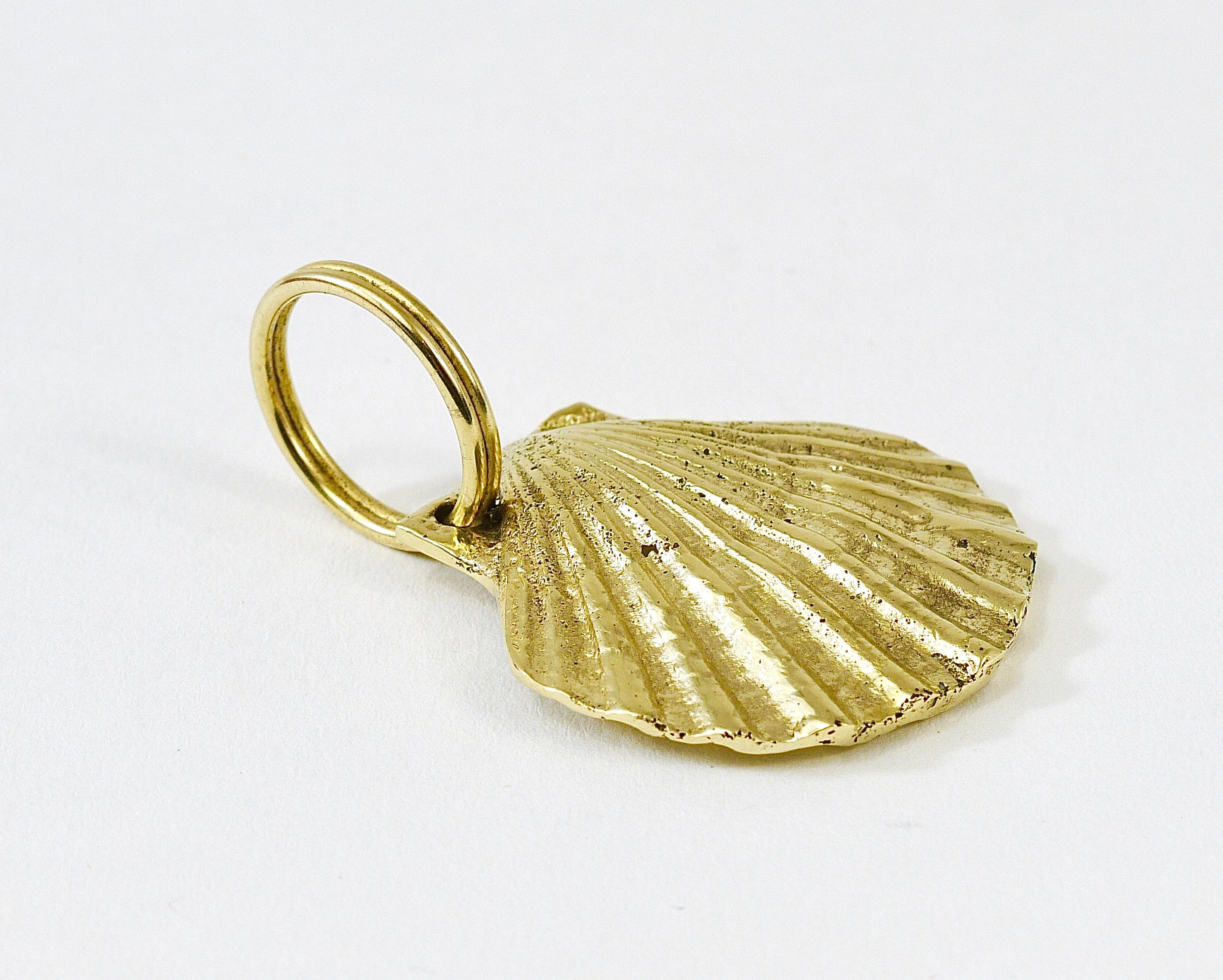 Polished Carl Auböck Handcrafted Midcentury Brass Shell Figurine Key Ring Chain Holder For Sale