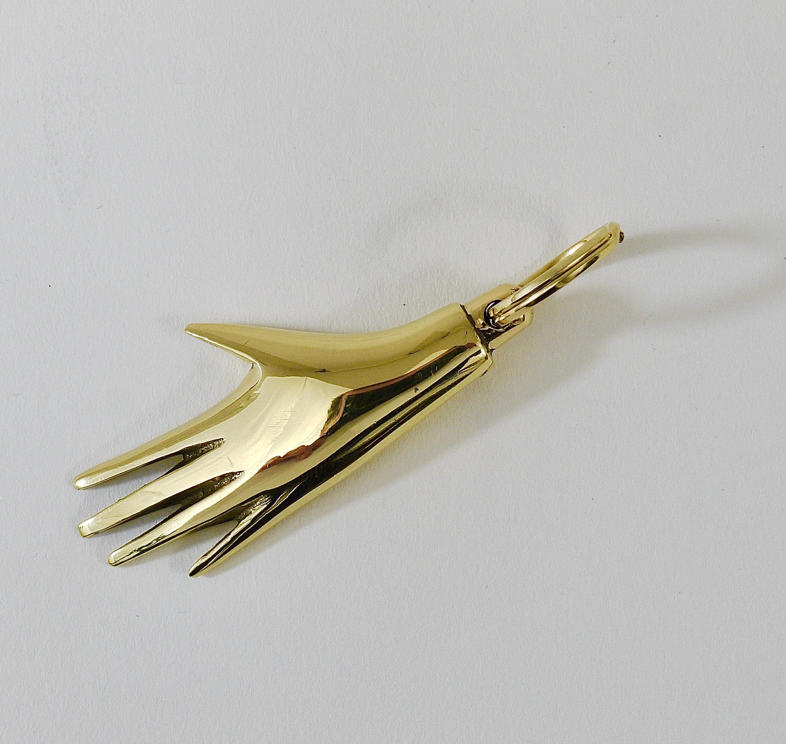 Carl Auböck Handcrafted Midcentury Hand Brass Figurine Schlüsselanhänger (Österreichisch) im Angebot